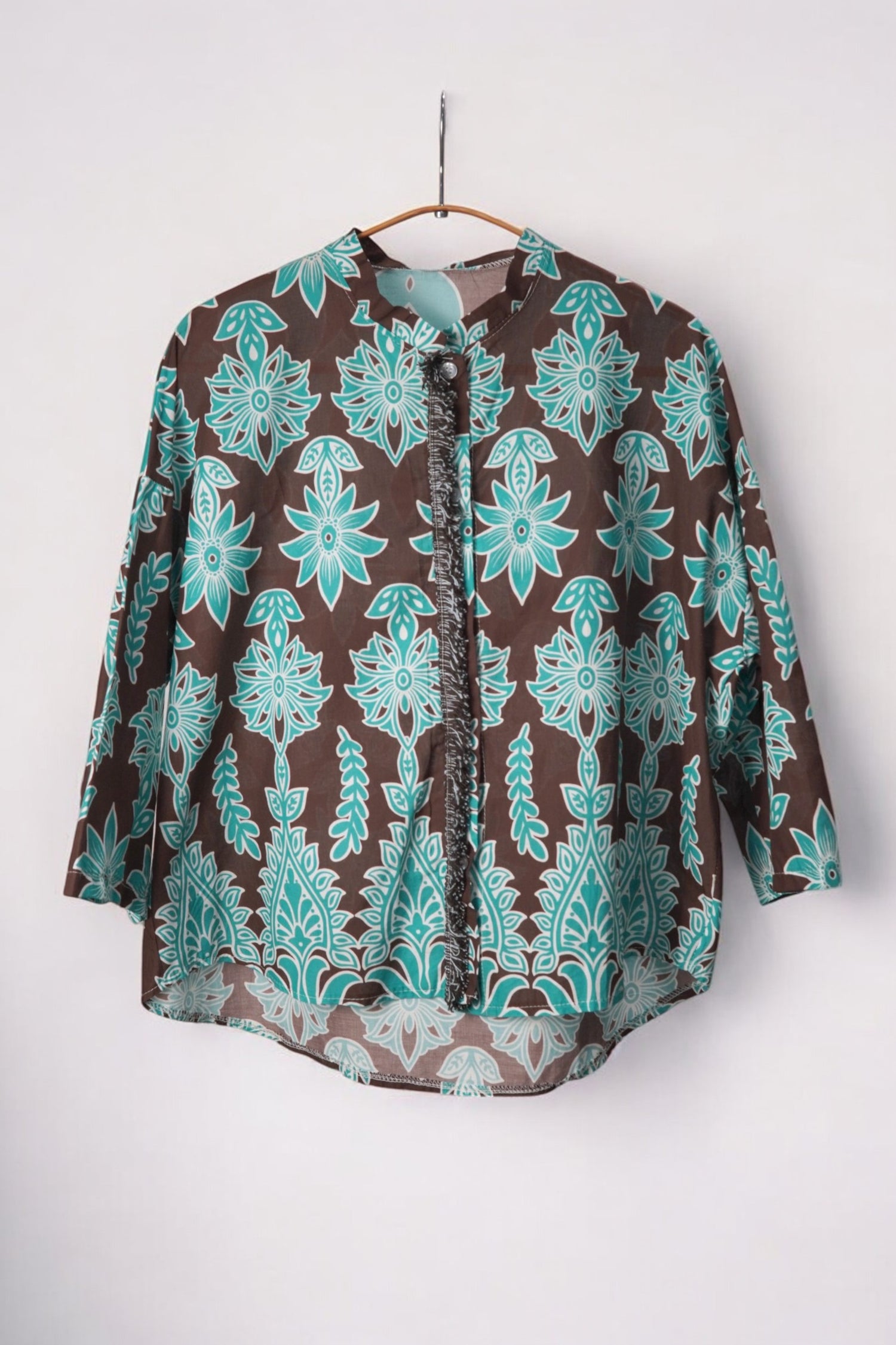 Cămașă lejeră cu imprimeu floral și geometric în tonuri de turcoaz și maro, nasturi frontali.