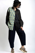 Ținută casual cu cămașă lungă patchwork, purtată peste pantaloni, stil boem și relaxat.