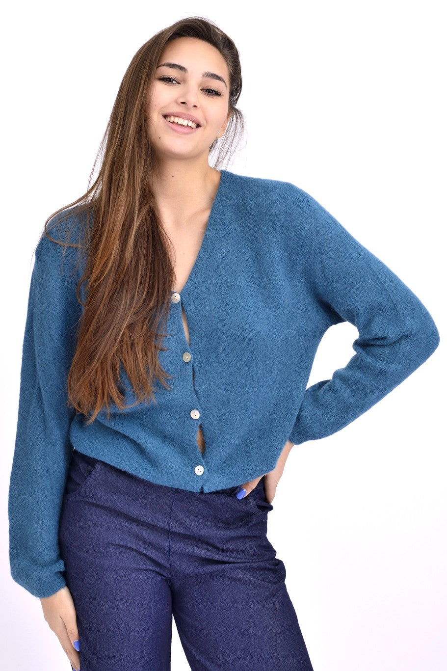 Cardigan bleumarin din tricot moale, cu baby suri alpaca și nasturi sidefați, croială relaxată.