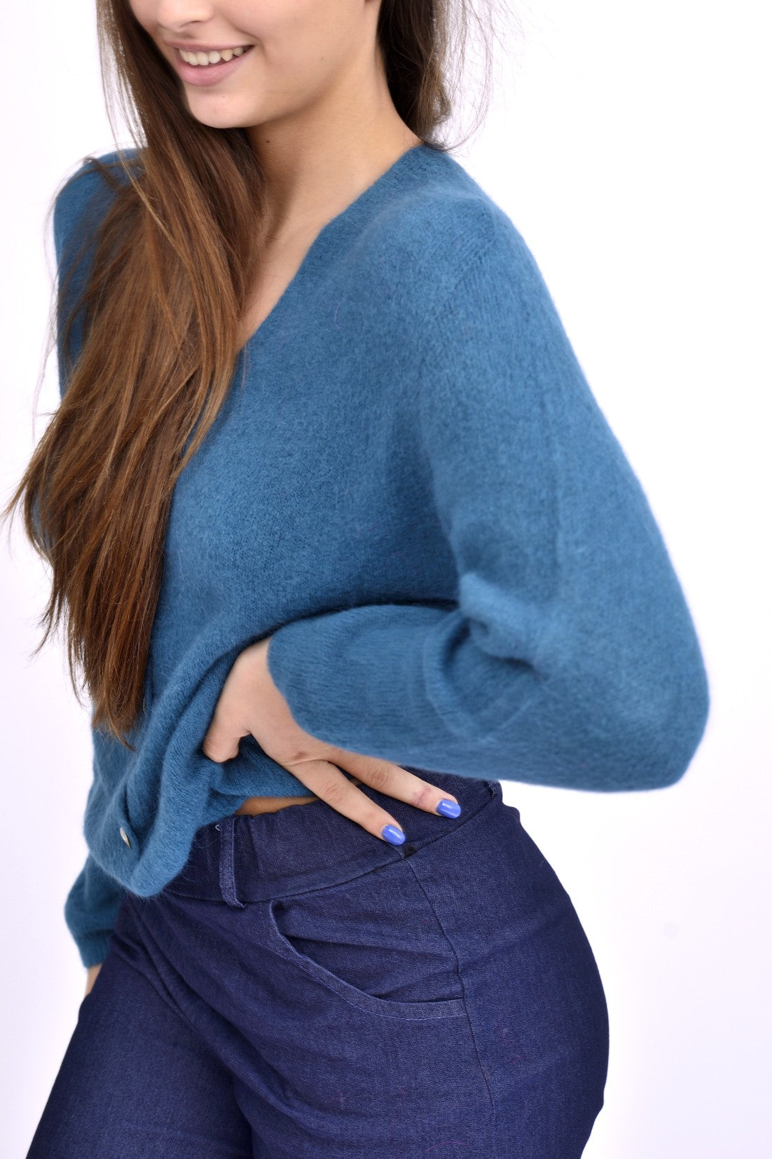 Detaliu al materialului moale din baby suri alpaca, cu nasture sidefat cusut manual.