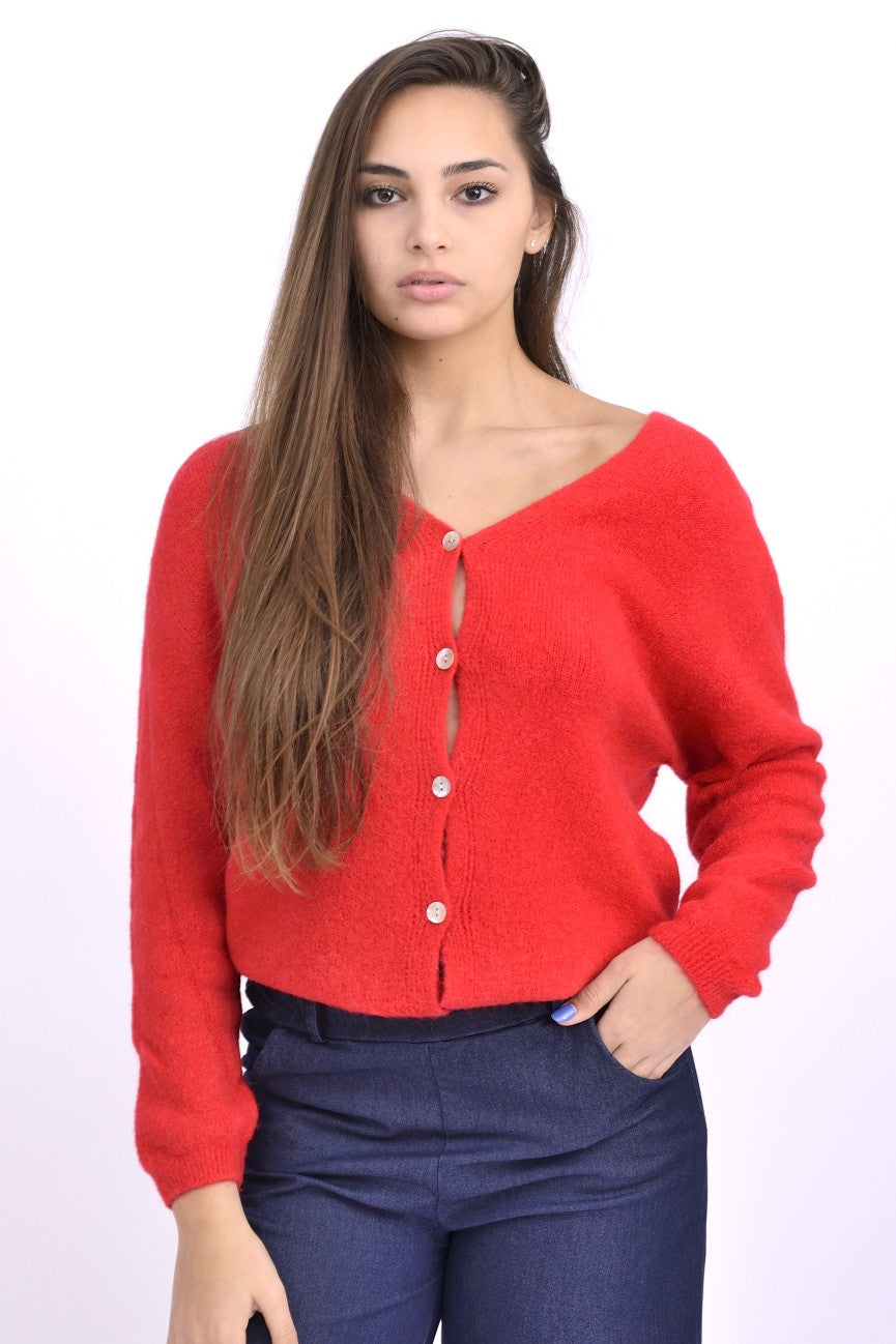 Cardigan roșu din tricot moale cu baby suri alpaca, cu nasturi sidefați și mâneci lungi bufante.