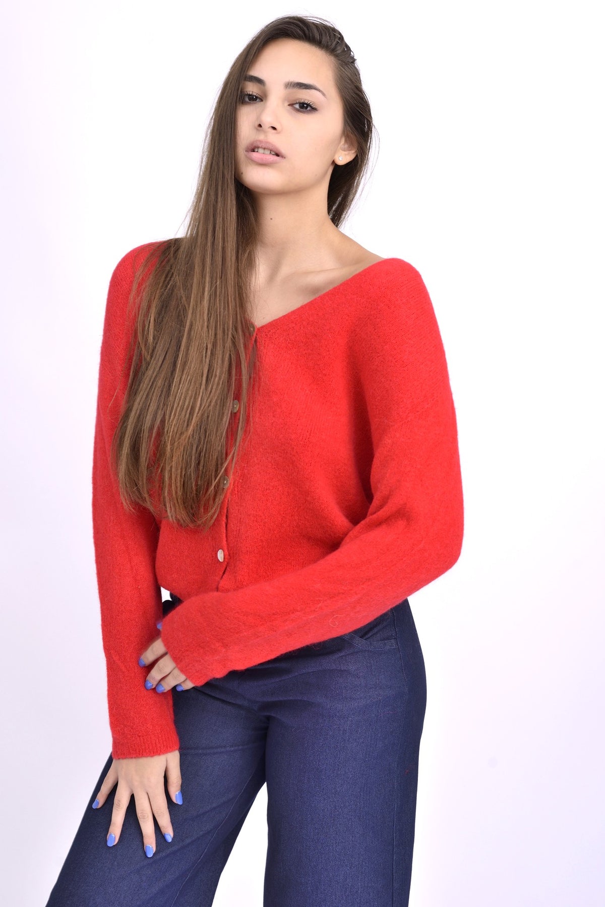 Vedere din spate a cardiganului roșu cu baby suri alpaca, croială lejeră și textură pufoasă.