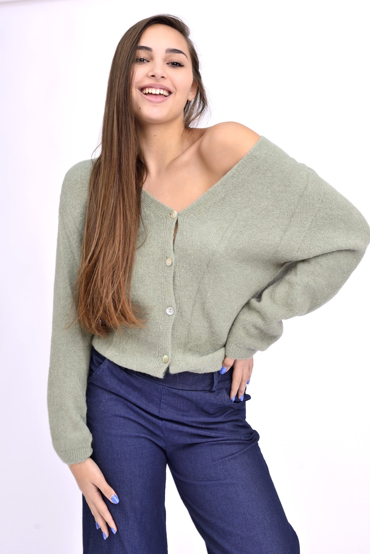 Cardigan verde deschis din amestec cu baby suri alpaca, purtat pe model, cu decolteu în V și nasturi sidefați.