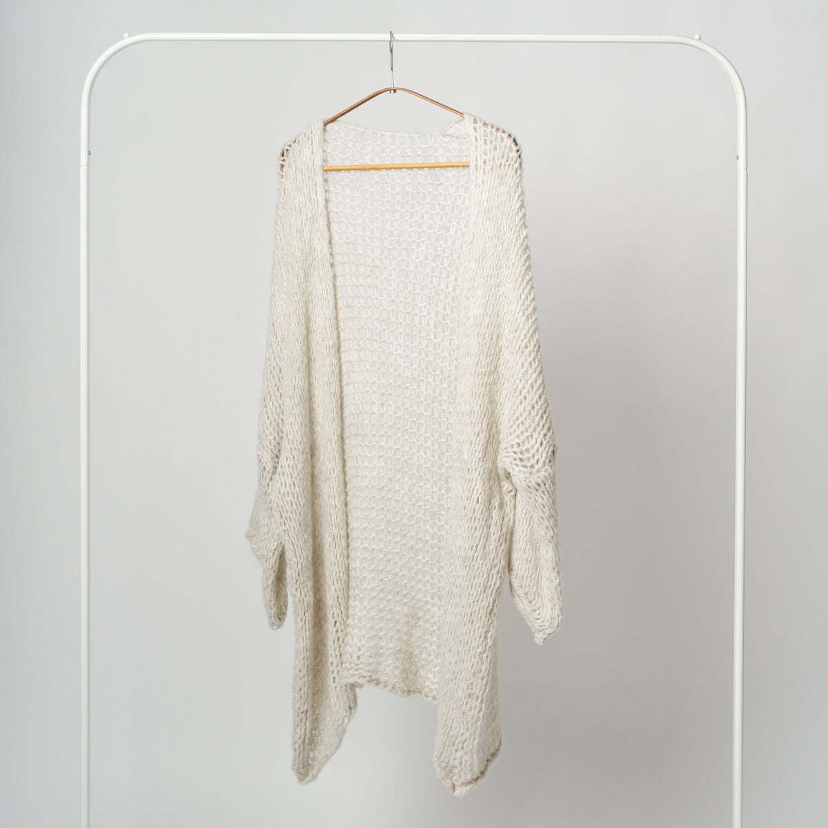 Cardigan alb croșetat cu ochiuri mari, croială lejeră și deschis în față