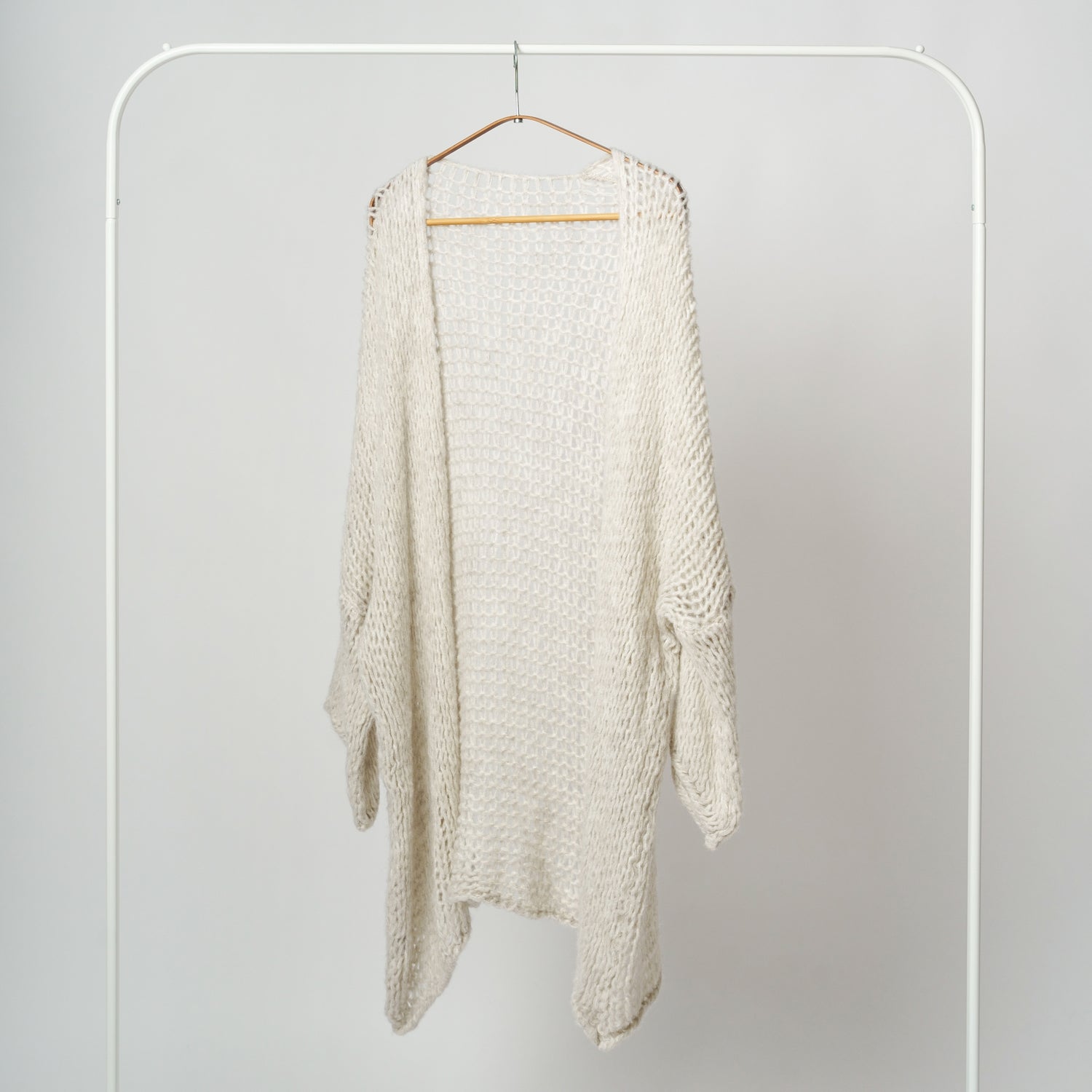 Cardigan alb croșetat cu ochiuri mari, croială lejeră și deschis în față