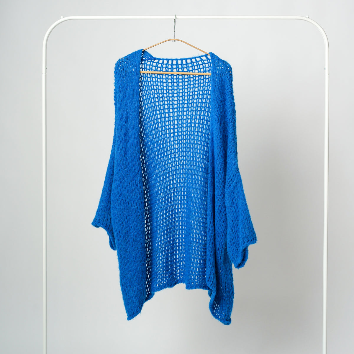 Cardigan albastru croșetat cu ochiuri mari, croială lejeră și deschis în față