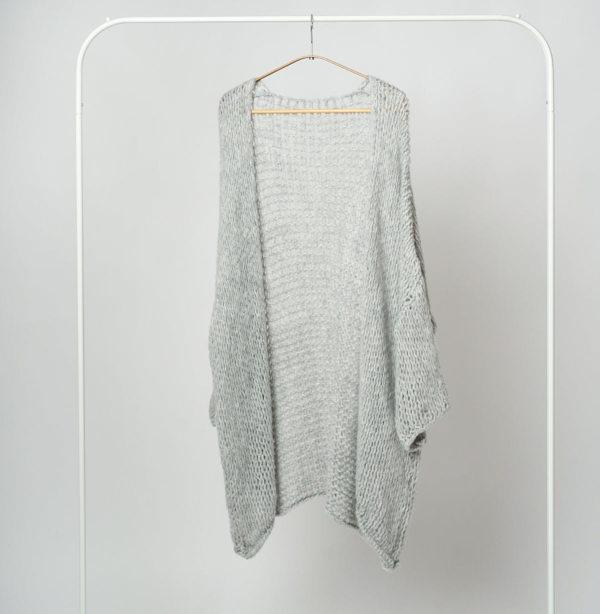 Cardigan albastru croșetat cu ochiuri mari, croială lejeră și deschis în față