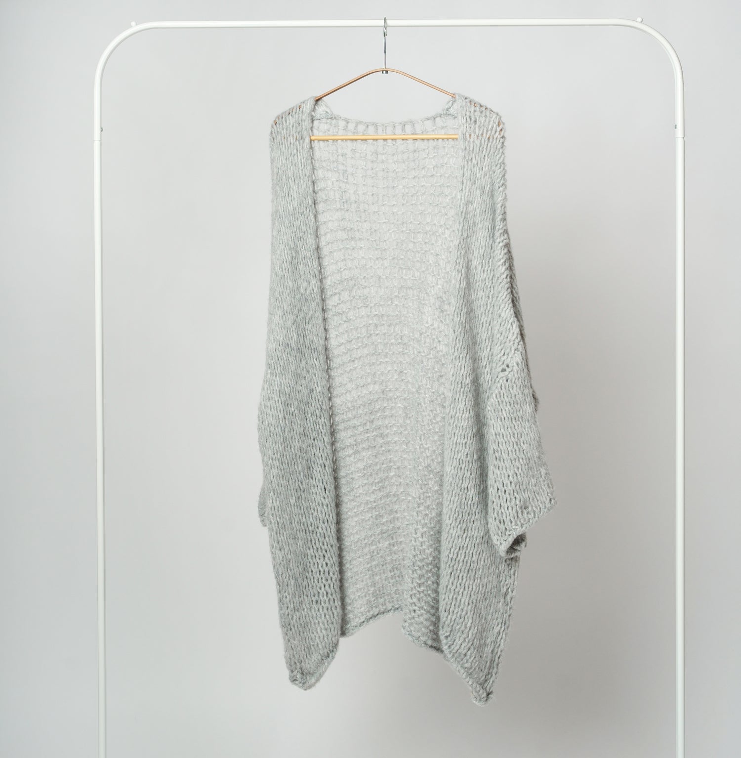 Cardigan albastru croșetat cu ochiuri mari, croială lejeră și deschis în față