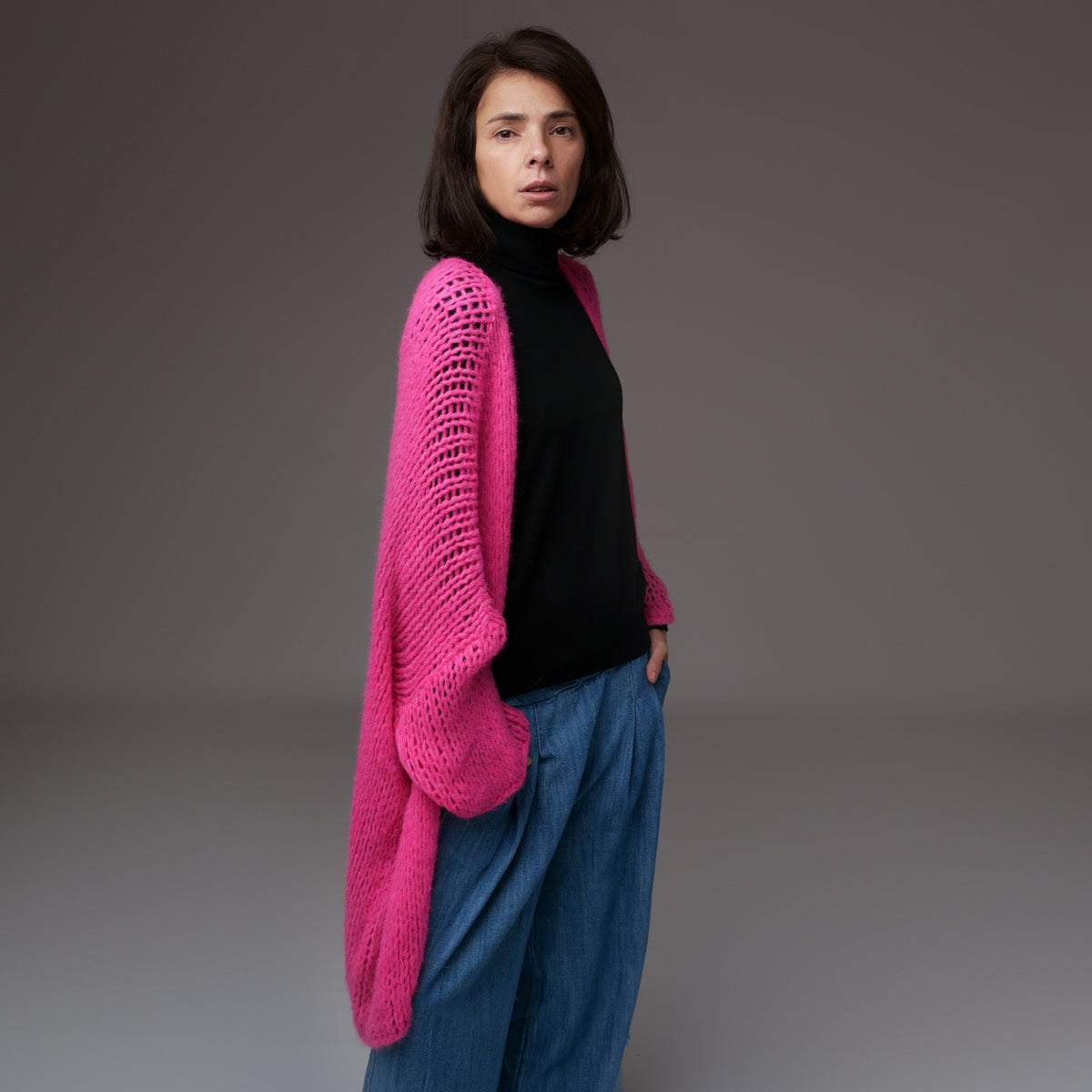 Cardigan roz intens croșetat, purtat în ținută casual cu blugi