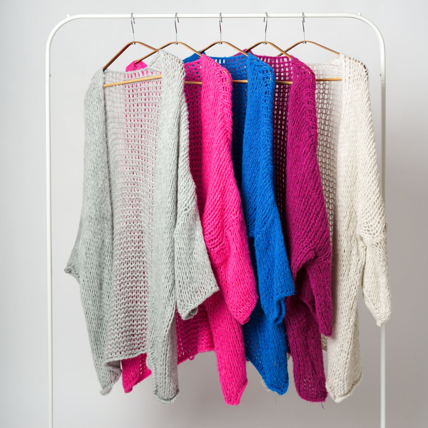 Cardigane croșetate cu ochiuri largi în mai multe culori: alb, roz, albastru și gri
