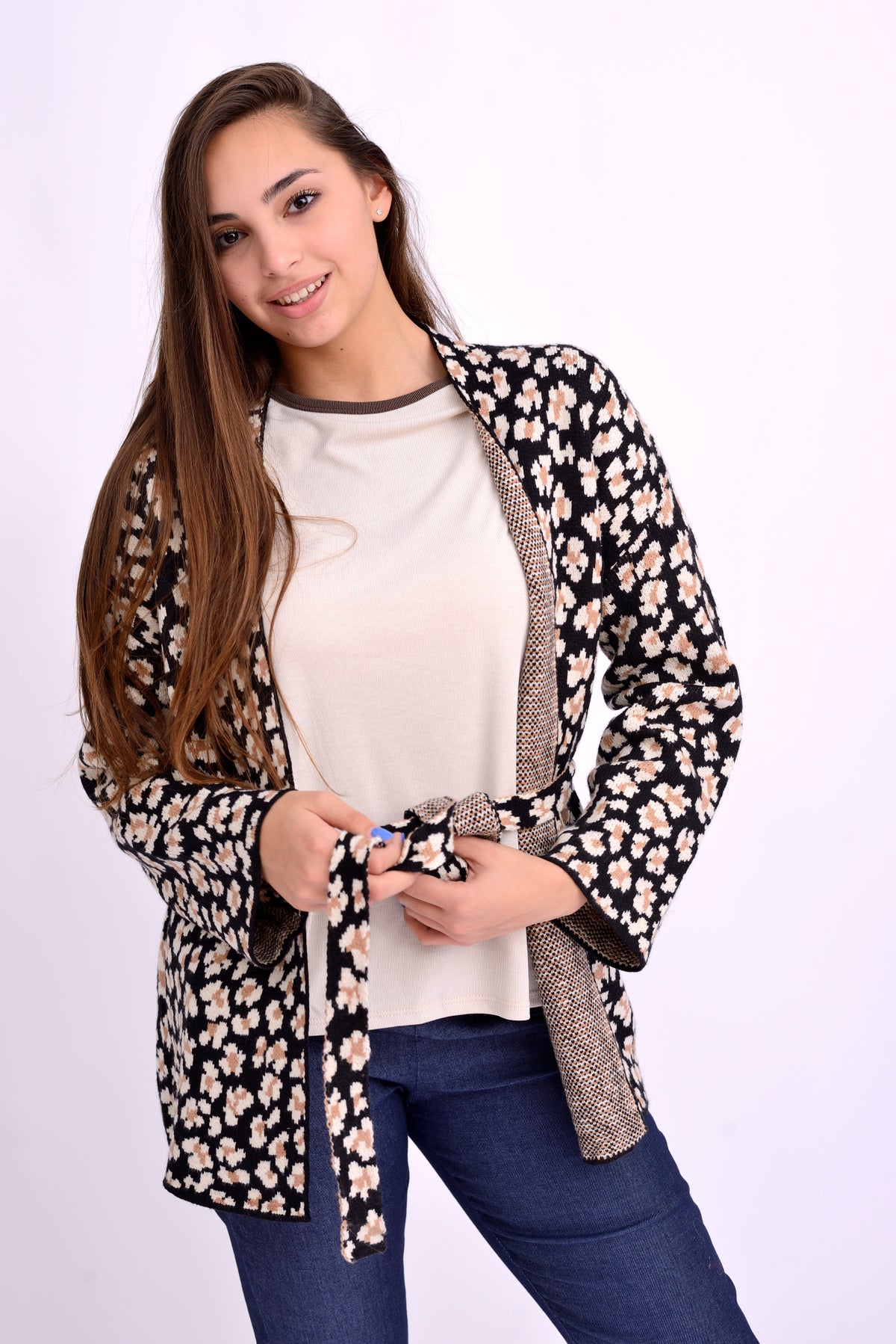 Cardigan drept cu imprimeu animal print, purtat pe model, deschis în față, croială lejeră.