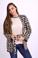 Cardigan drept cu imprimeu animal print, purtat pe model, deschis în față, croială lejeră.