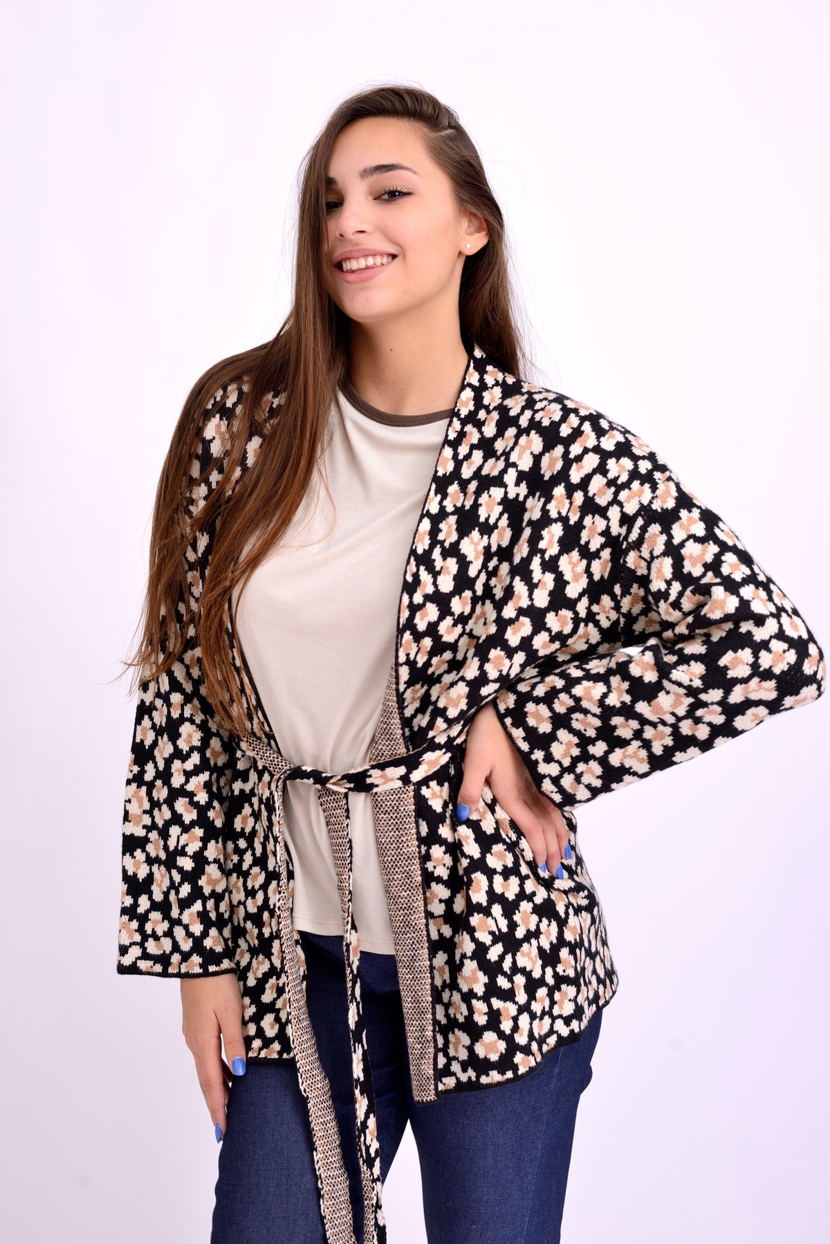 Cardigan lung cu imprimeu animal print, vedere din spate, croială dreaptă și lejeră.