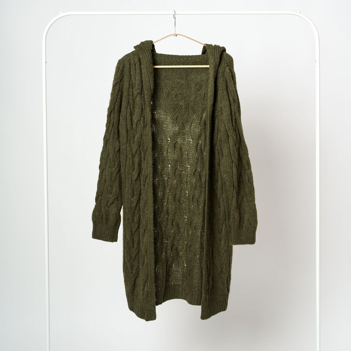 Cardigan lung tricotat kaki, cu glugă și model torsade, vedere frontală.