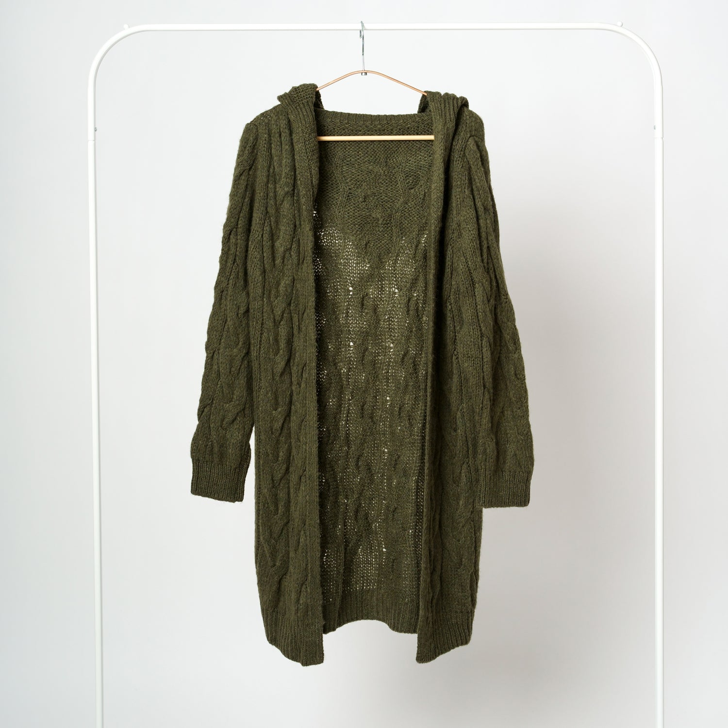 Cardigan lung tricotat kaki, cu glugă și model torsade, vedere frontală.