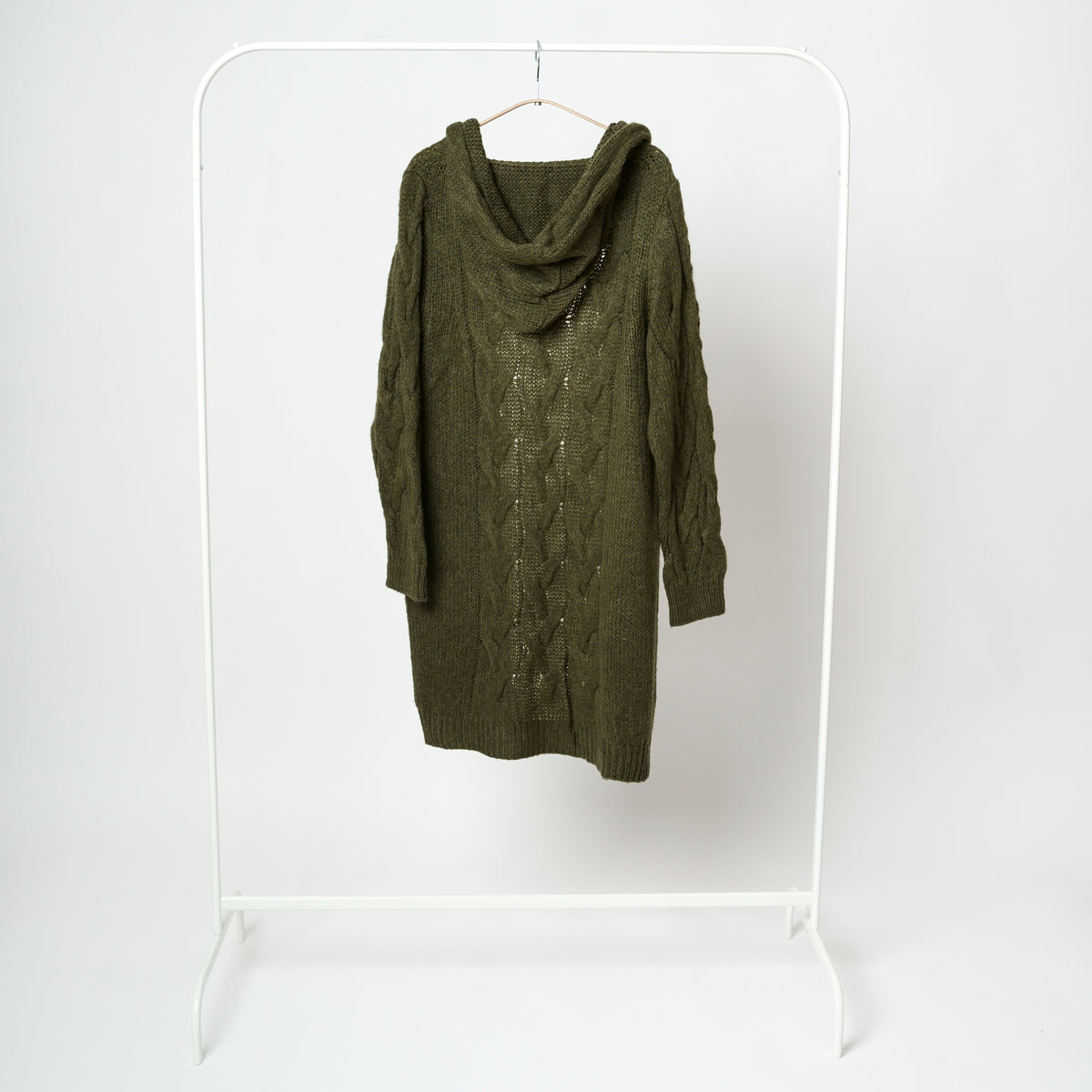 Cardigan lung tricotat kaki, cu glugă și împletitură tip torsade, vedere din spate.