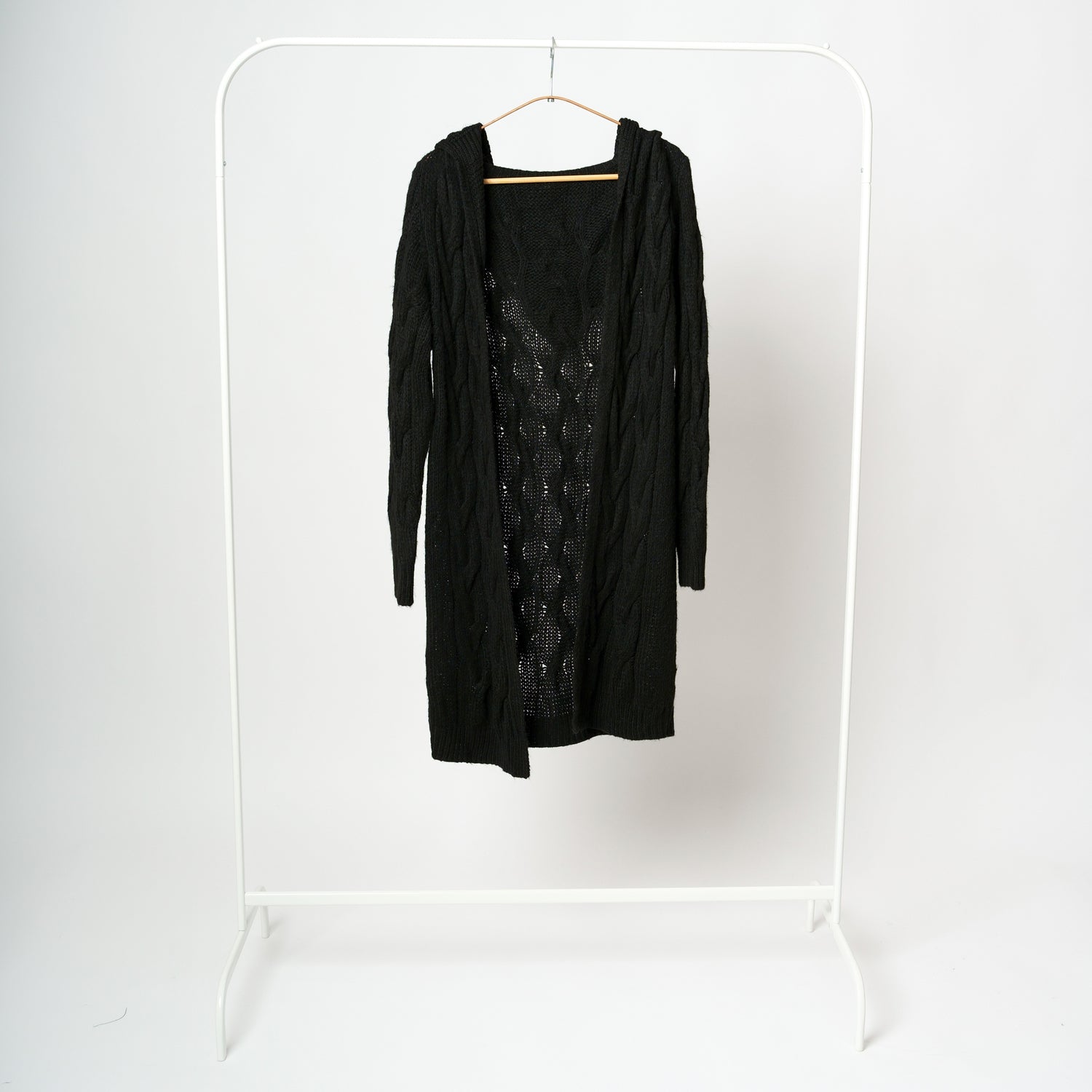 Cardigan lung tricotat negru, cu glugă și croială deschisă, fără închidere.