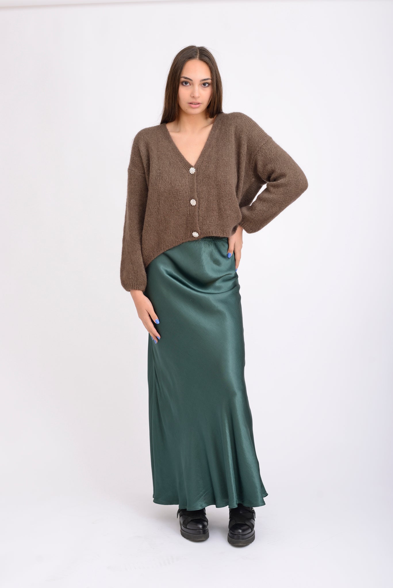 Cardigan pufos damă, culoare bej, cu nasturi strălucitori, croială lejeră.