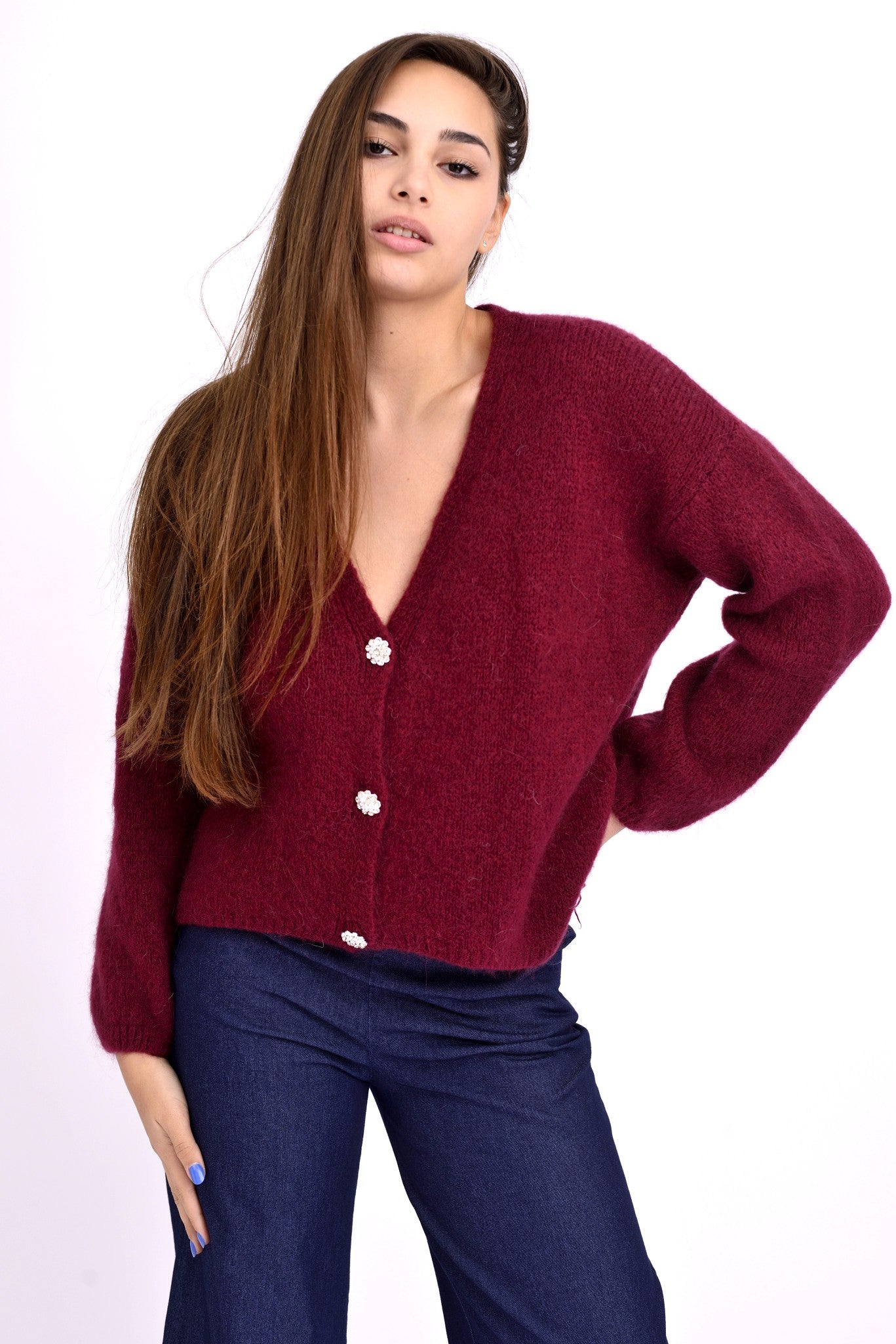 Cardigan pufos bordo, vedere din spate, croială lejeră cu umeri căzuți.