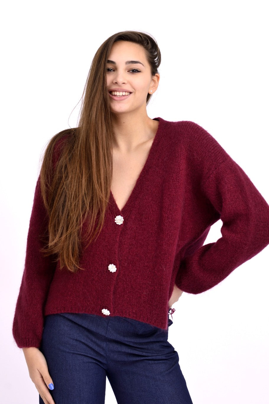 Cardigan pufos damă, culoare bordo, cu nasturi tip stras, vedere din față.