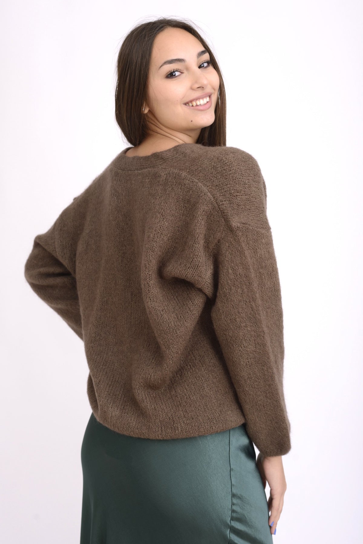 Cardigan pufos damă, culoare bej, cu nasturi strălucitori, croială lejeră.