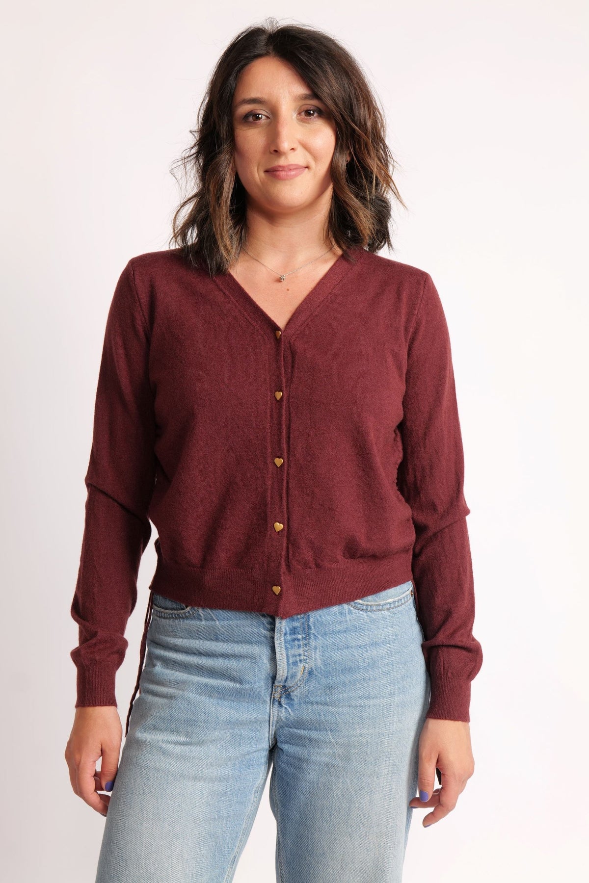 Cardigan scurt bordo din tricot moale, cu nasturi metalici în formă de inimă, vedere față