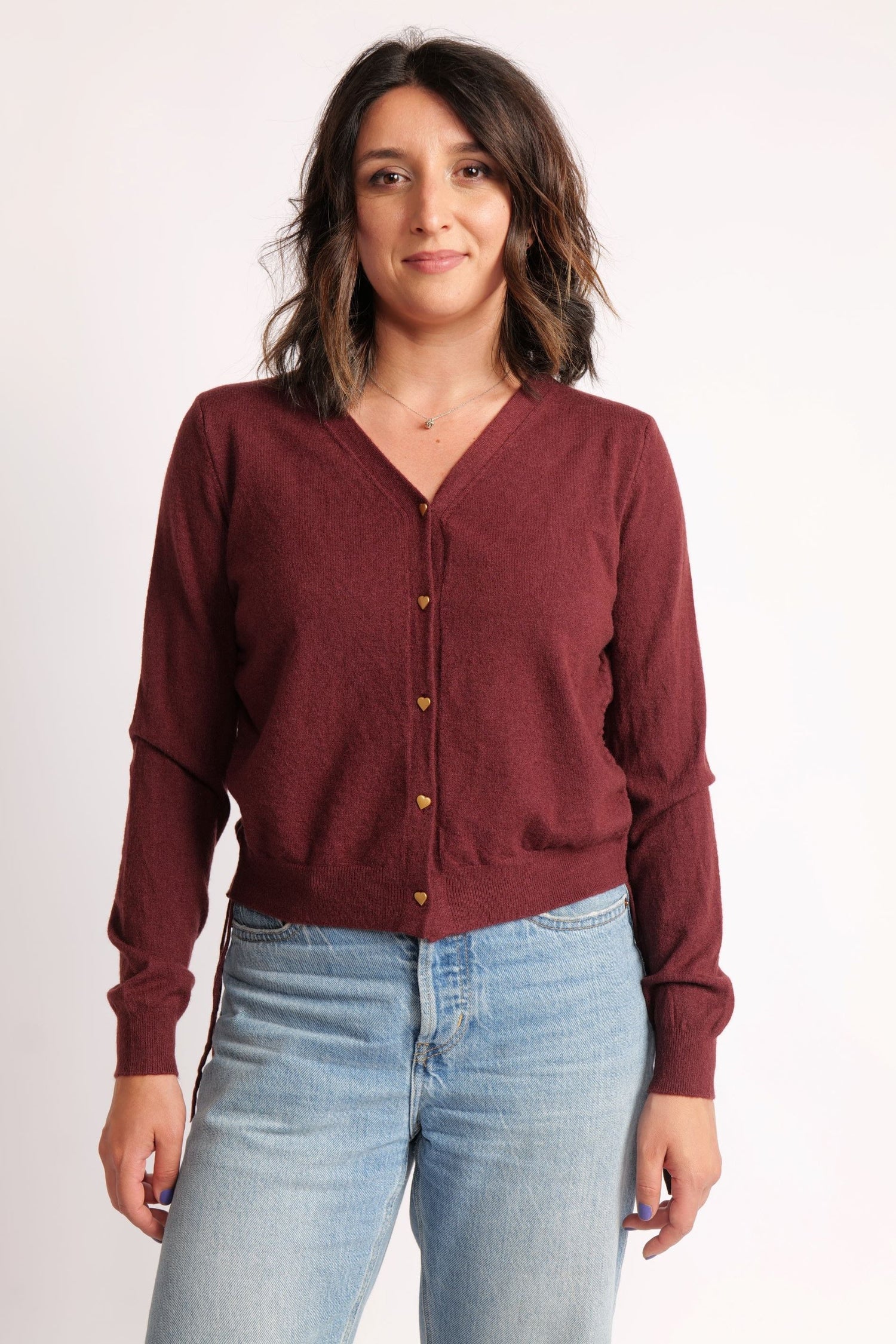 Cardigan scurt bordo din tricot moale, cu nasturi metalici în formă de inimă, vedere față
