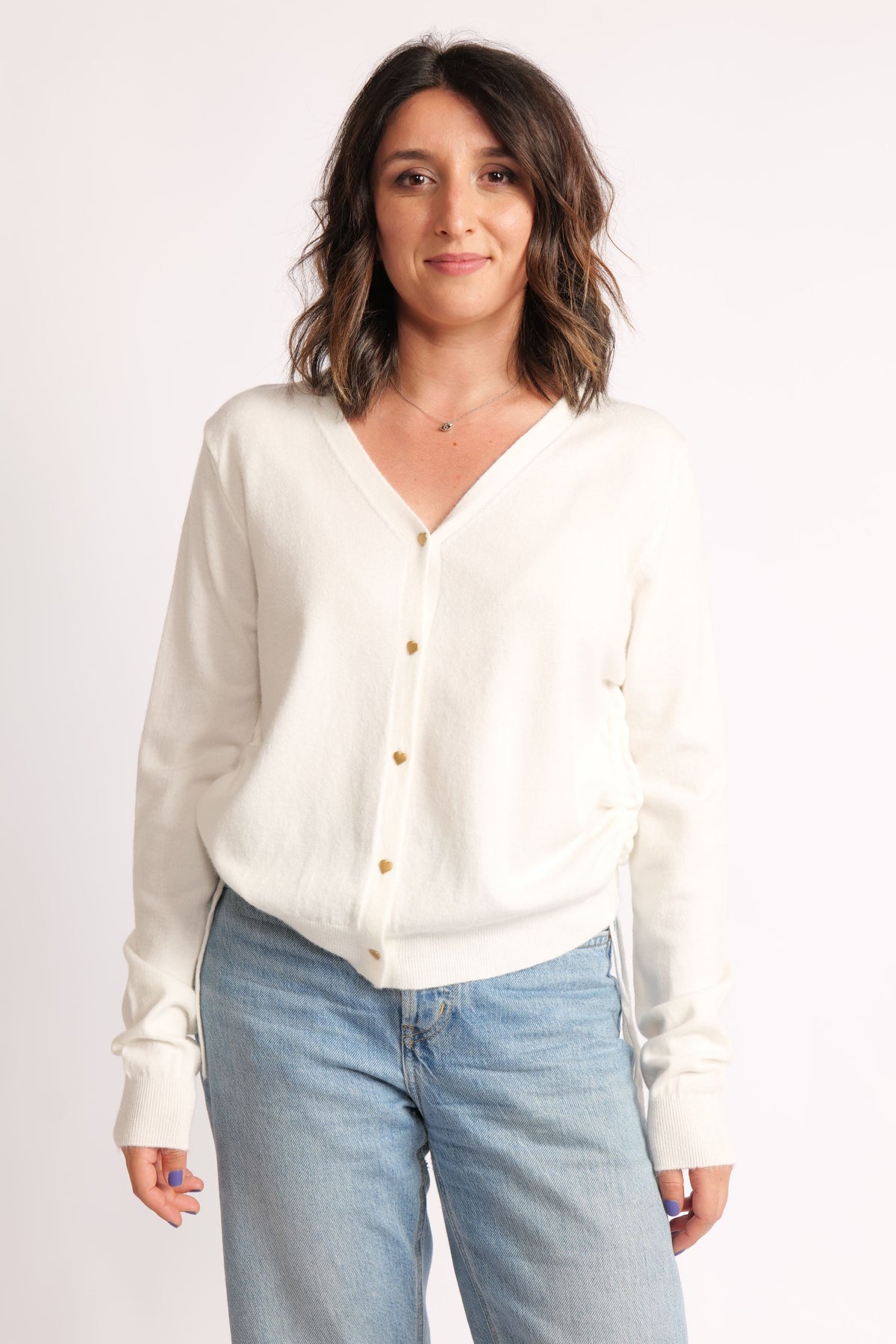 Cardigan scurt crem cu decolteu în V și nasturi inimioare, stil casual elegant