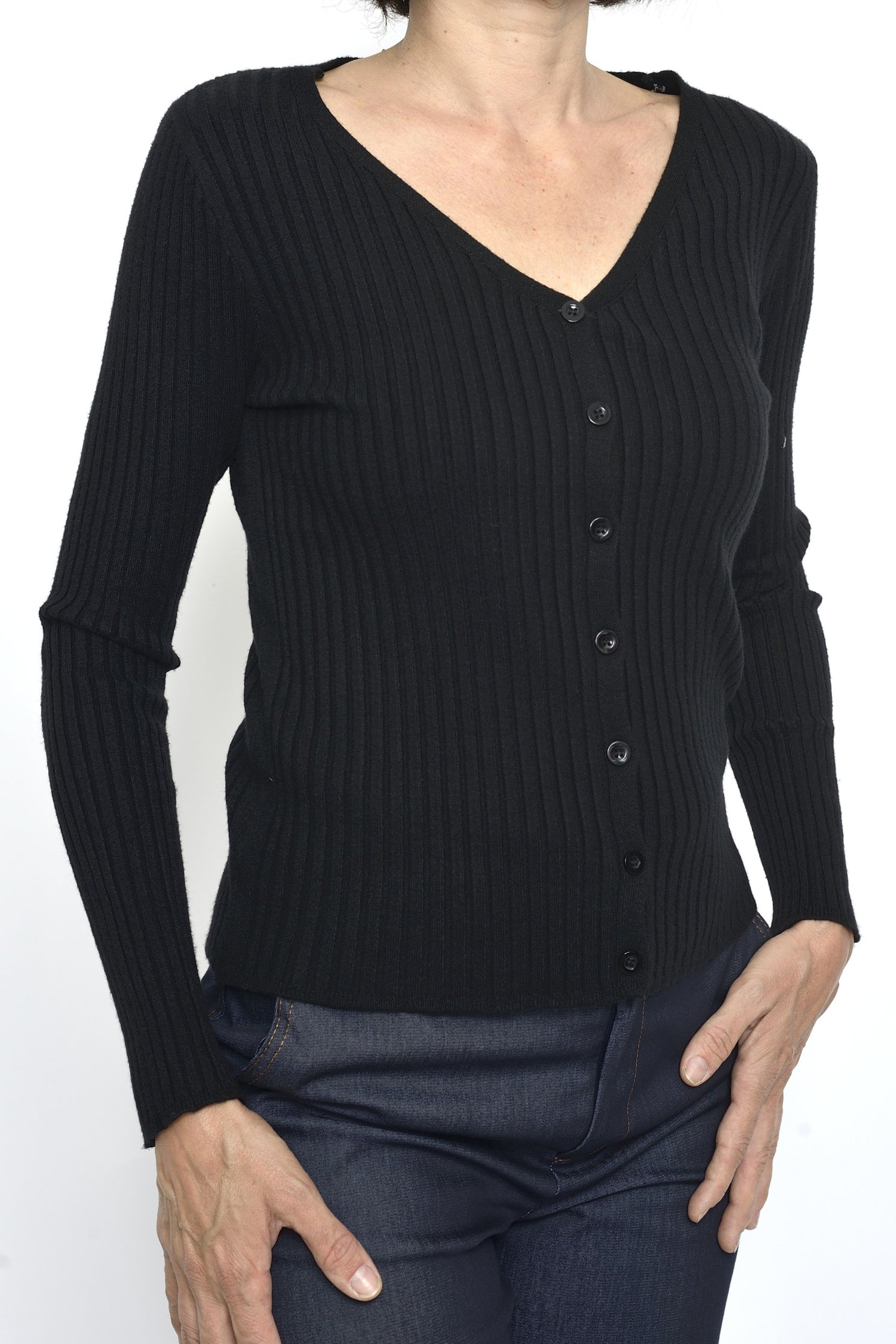 Cardigan negru cu croială pe corp și închidere cu nasturi, textură verticală