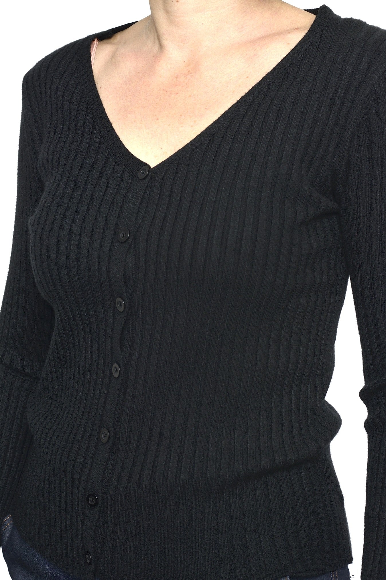 Gros-plan cu textura fină ribată și nasturii cardiganului negru