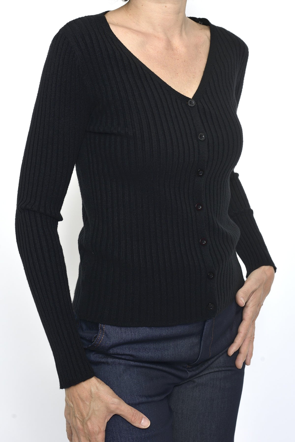 Detaliu mânecă lungă și textură ribată a unui cardigan negru slim