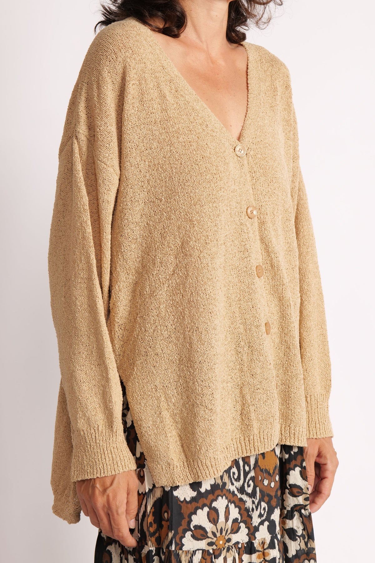 Cardigan bej din bumbac cu nasturi asortați, detaliu textură tip sac.