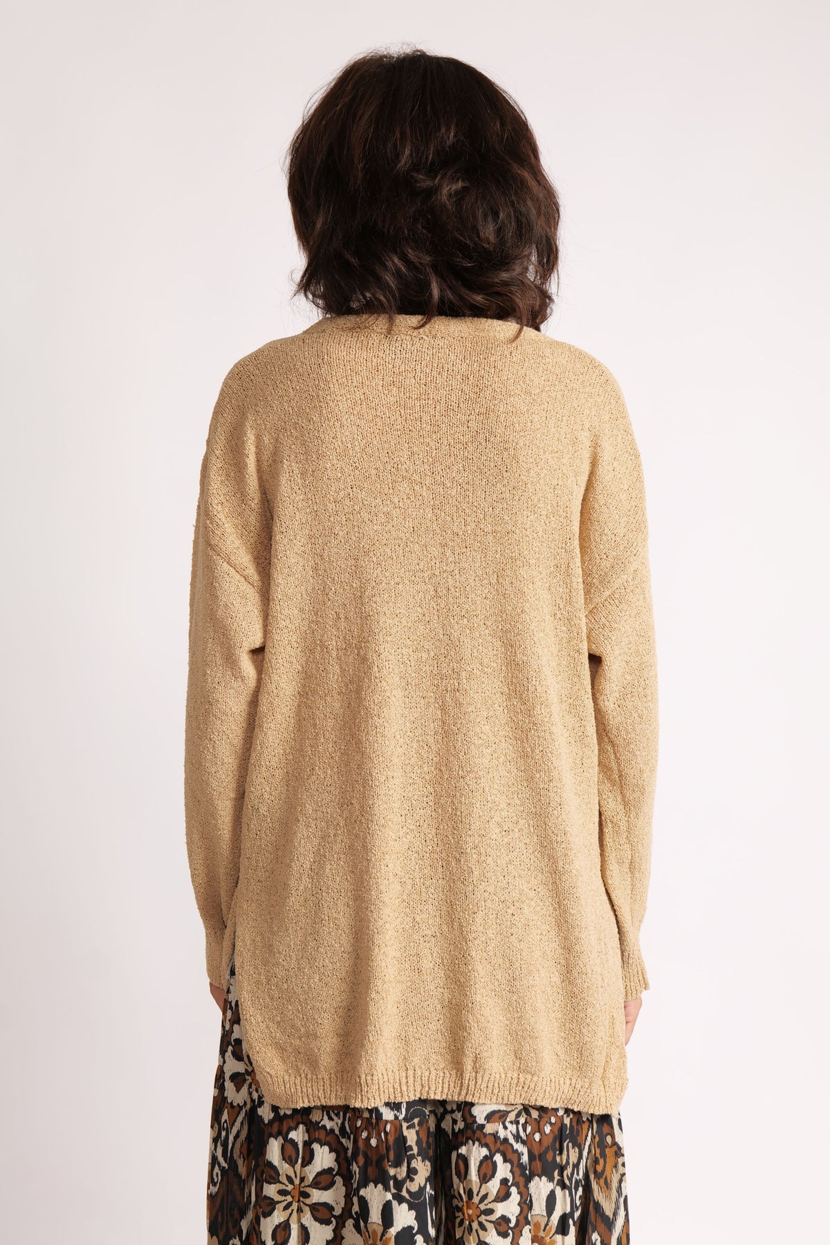 Cardigan bej din bumbac cu croială lejeră, vedere din spate mai lungă.