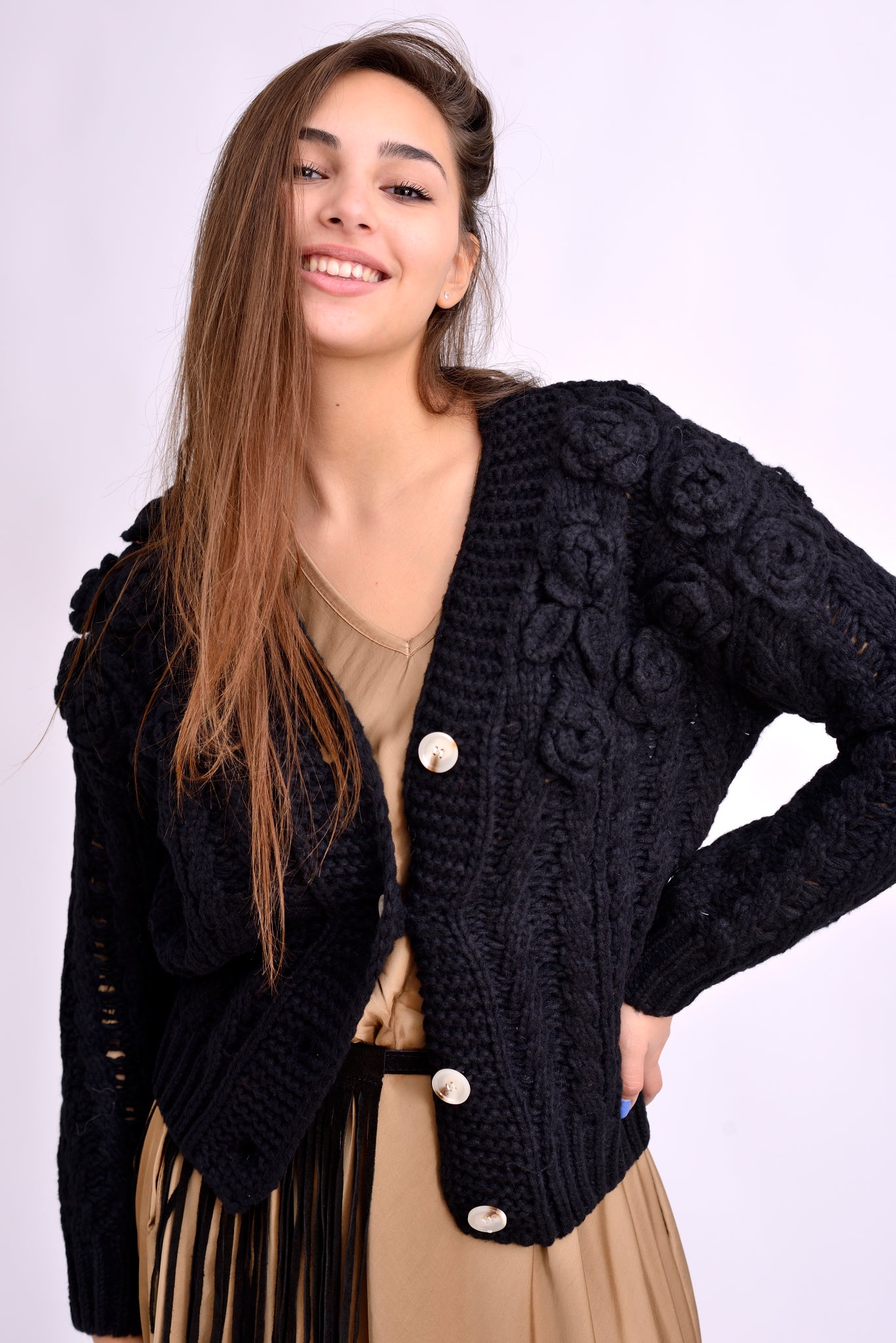 Vedere laterală a cardiganului tricotat cu flori mari și nasturi frontali, textură bogată.