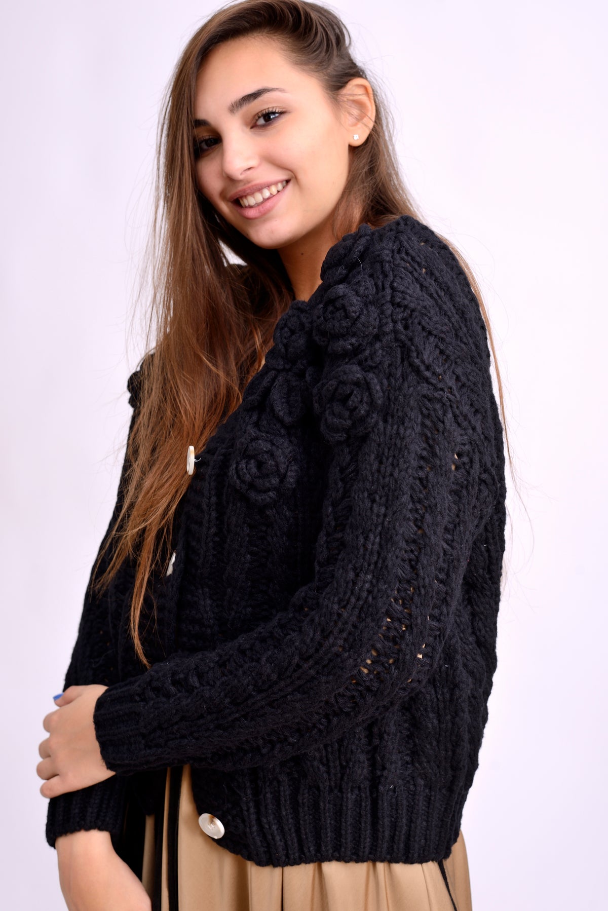 Cardigan tricotat elegant, cu flori mari și închidere cu nasturi, perfect pentru lookuri feminine.
