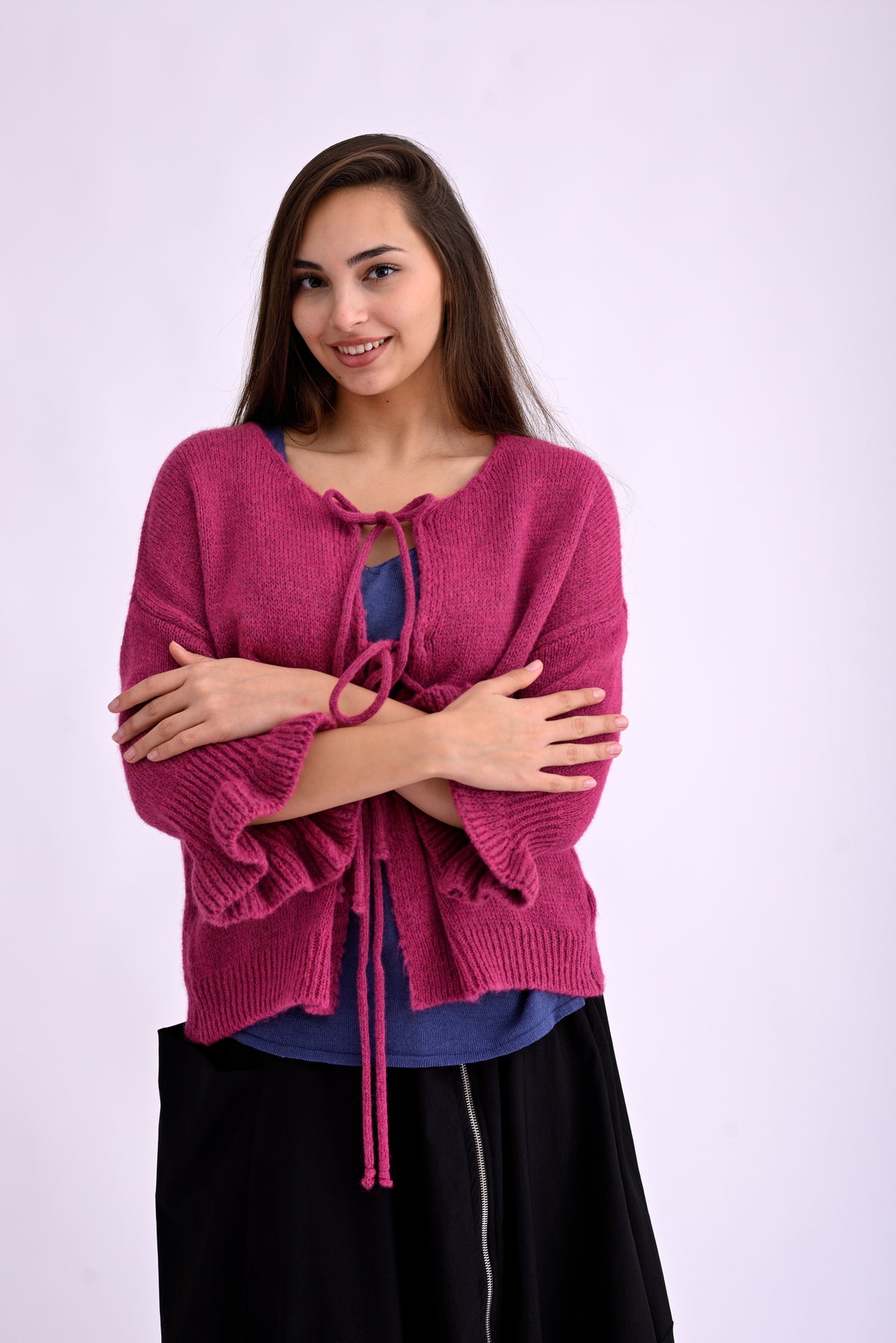 Cardigan tricotat fucsia cu umeri căzuți, mânecă până la cot și șnur la talie, vedere frontală relaxată.