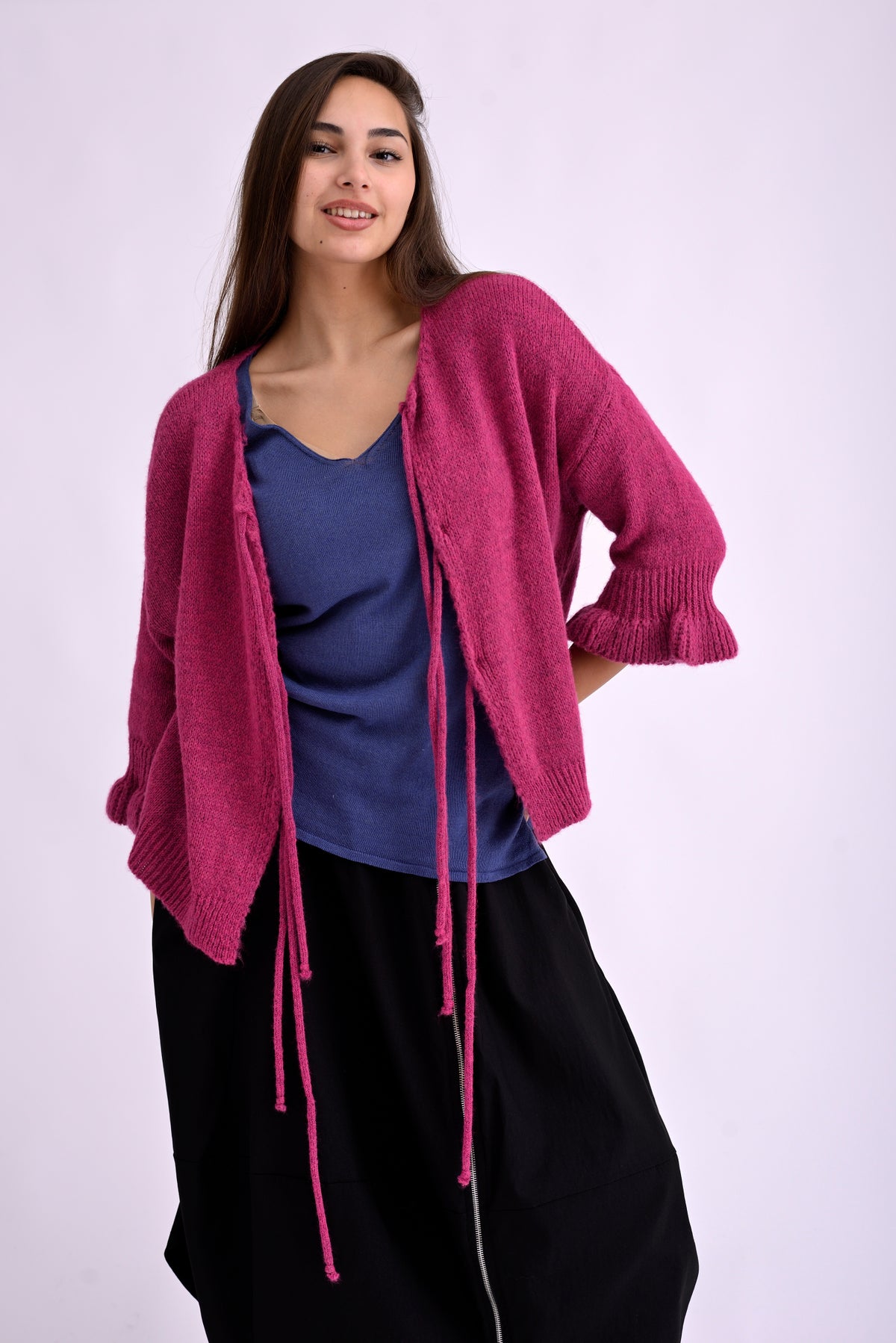 Cardigan fucsia cu șnur, fotografiat din lateral, evidențiind croiala lejeră și mâneca 3/4.