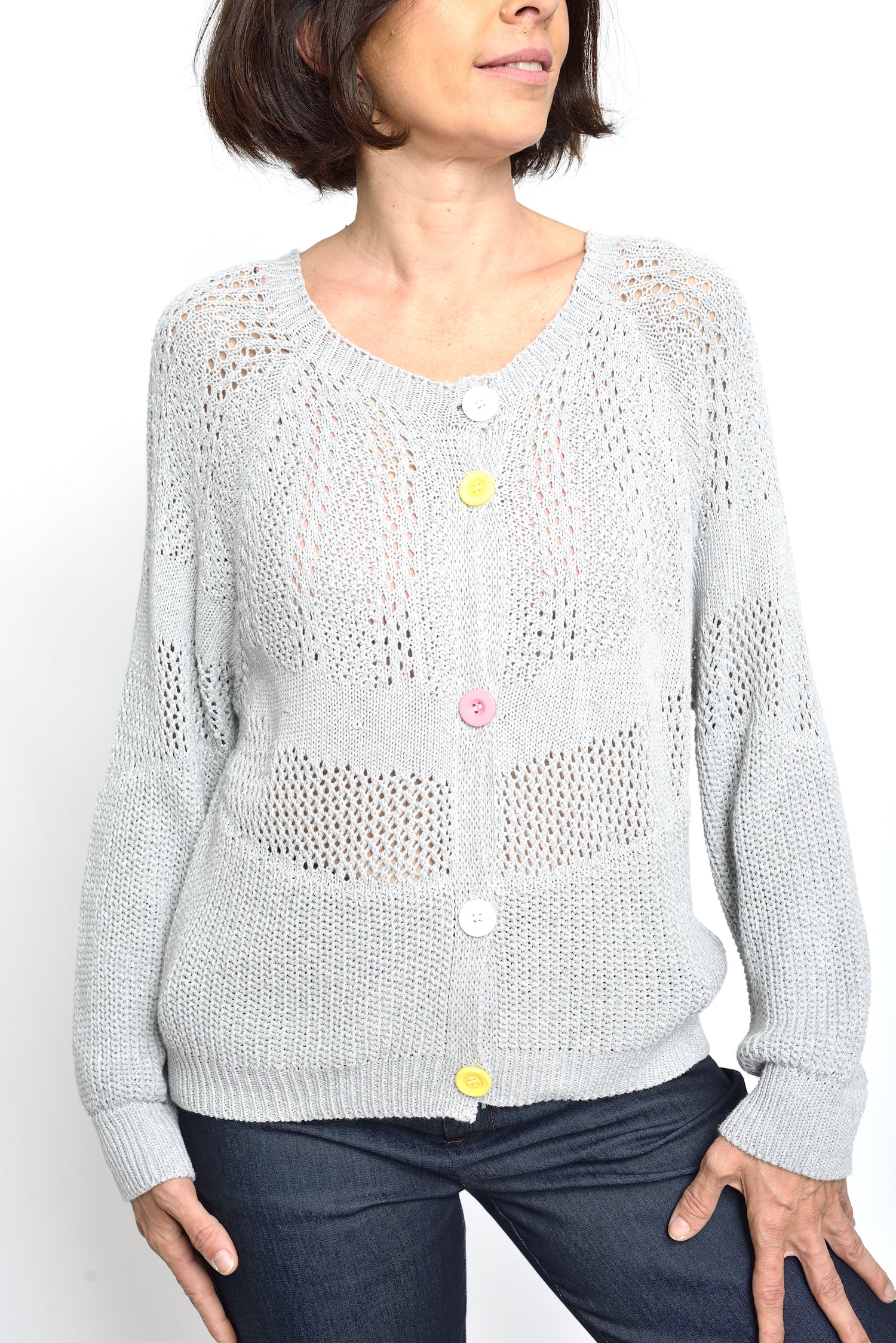 Cardigan gri tricotat cu croială lejeră și nasturi colorați, văzut din față.