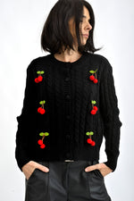 Cardigan damă tricotat negru, cu aplicații decorative în formă de cireșe și nasturi frontali.