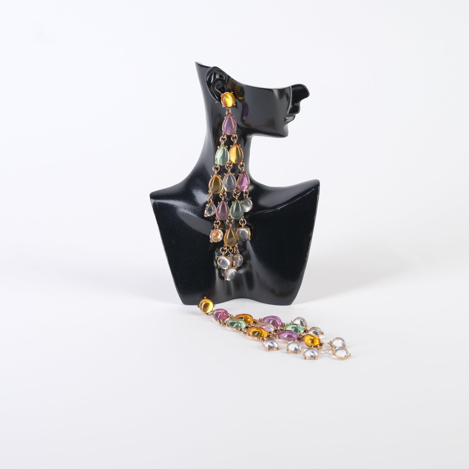 Cercei lungi baroc crem cu pietre decorative, expuși pe manechin