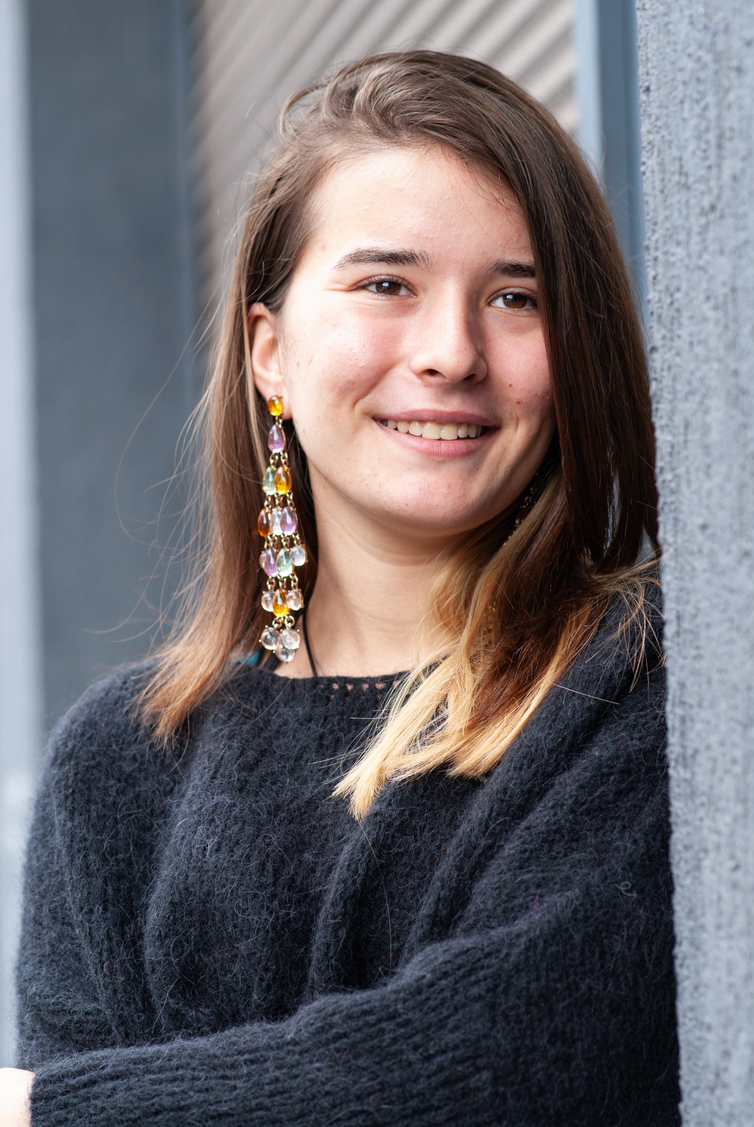 Cercei lungi baroc multicolori, în stil candelabru, purtați la o ținută casual elegantă