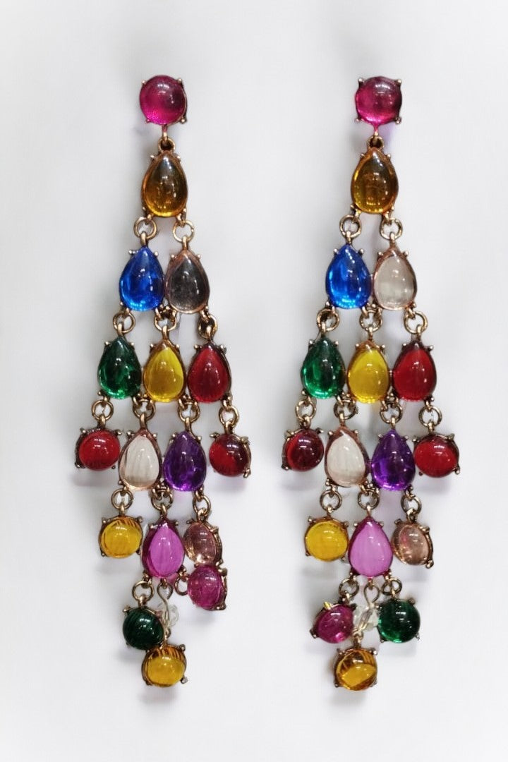 Cercei lungi baroc multicolori, cu pietre din rășină, prezentați pe fundal alb