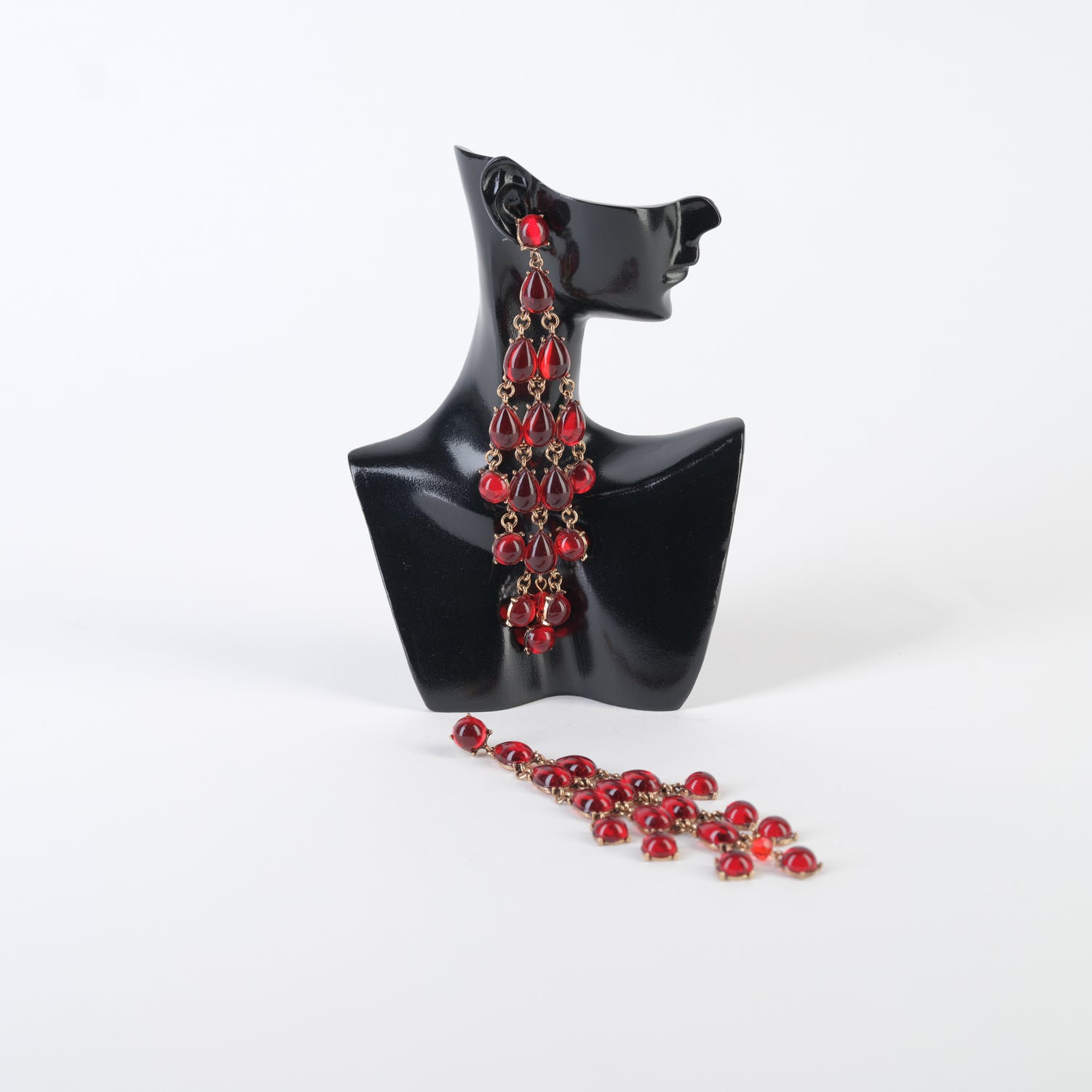 Cercei lungi baroc roșii, în formă de candelabru, purtați pe manechin