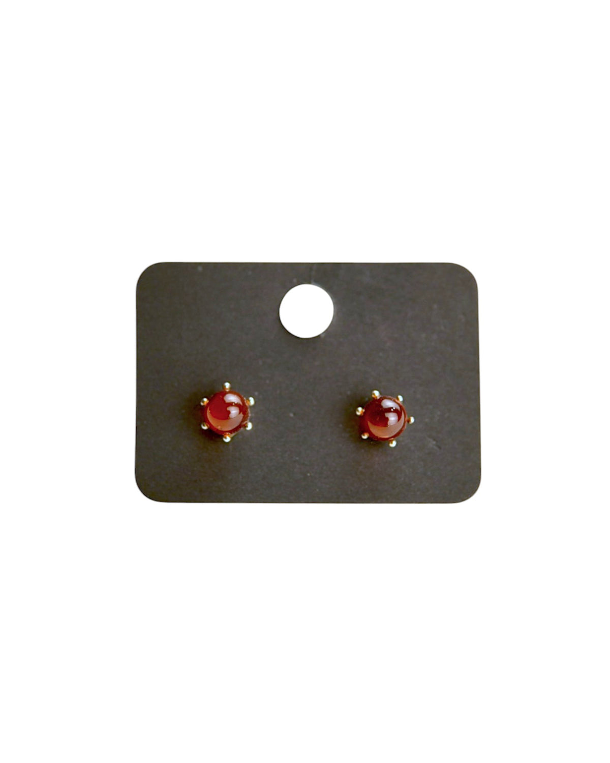 Cercei bobițe cu piatră roșie, prezentați pe suport negru