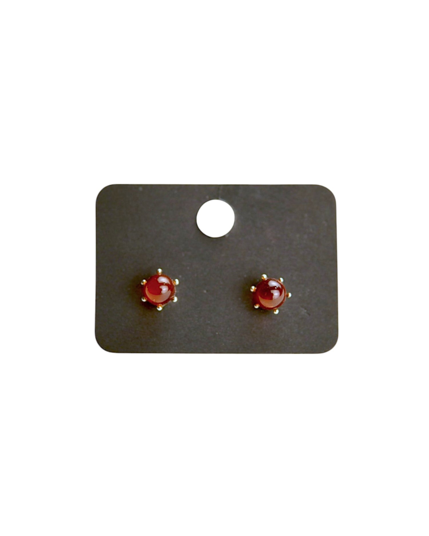 Cercei bobițe cu piatră roșie, prezentați pe suport negru