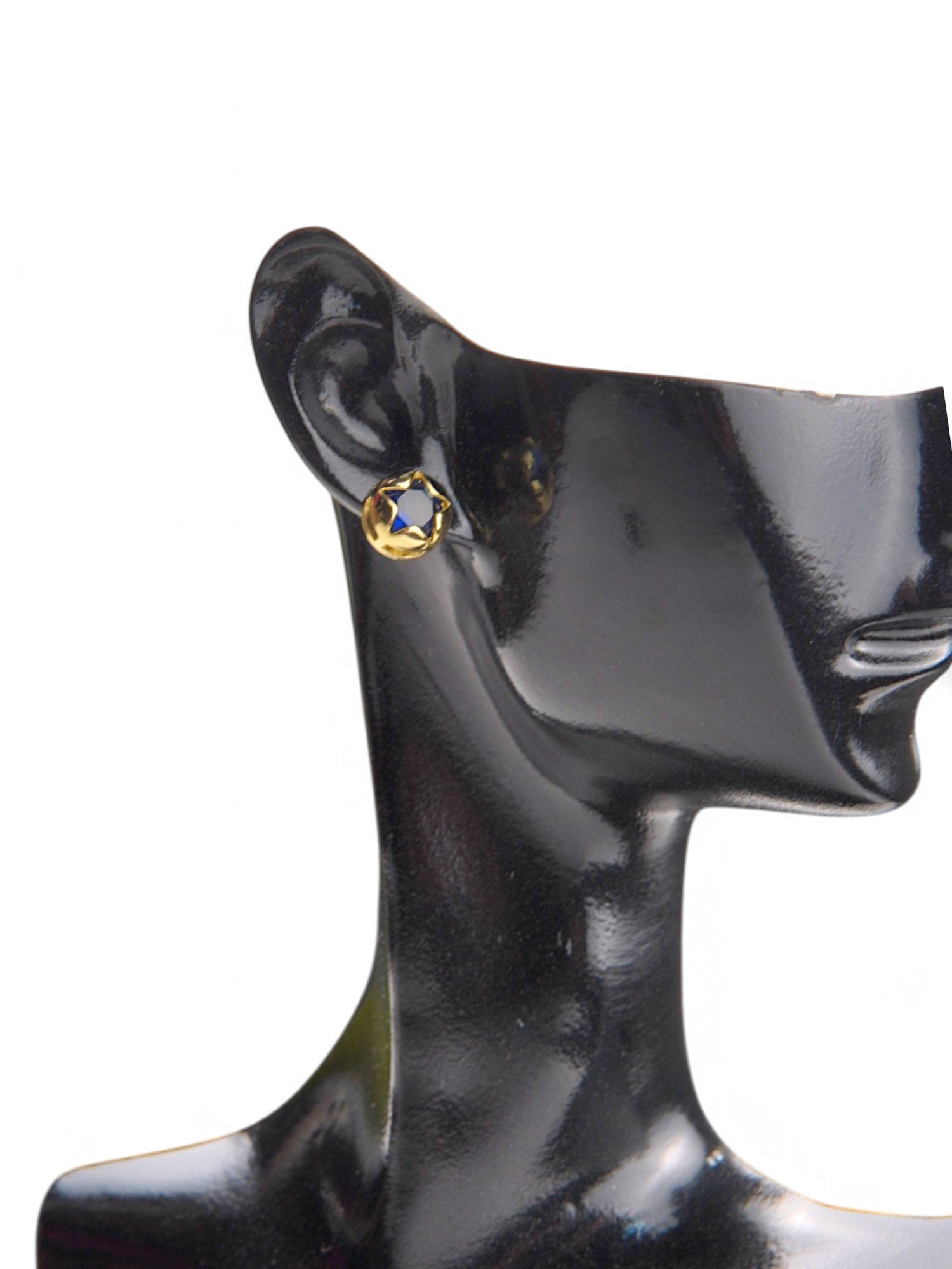 Cercei buton aurii cu steluță albastră, design minimalist și elegant.