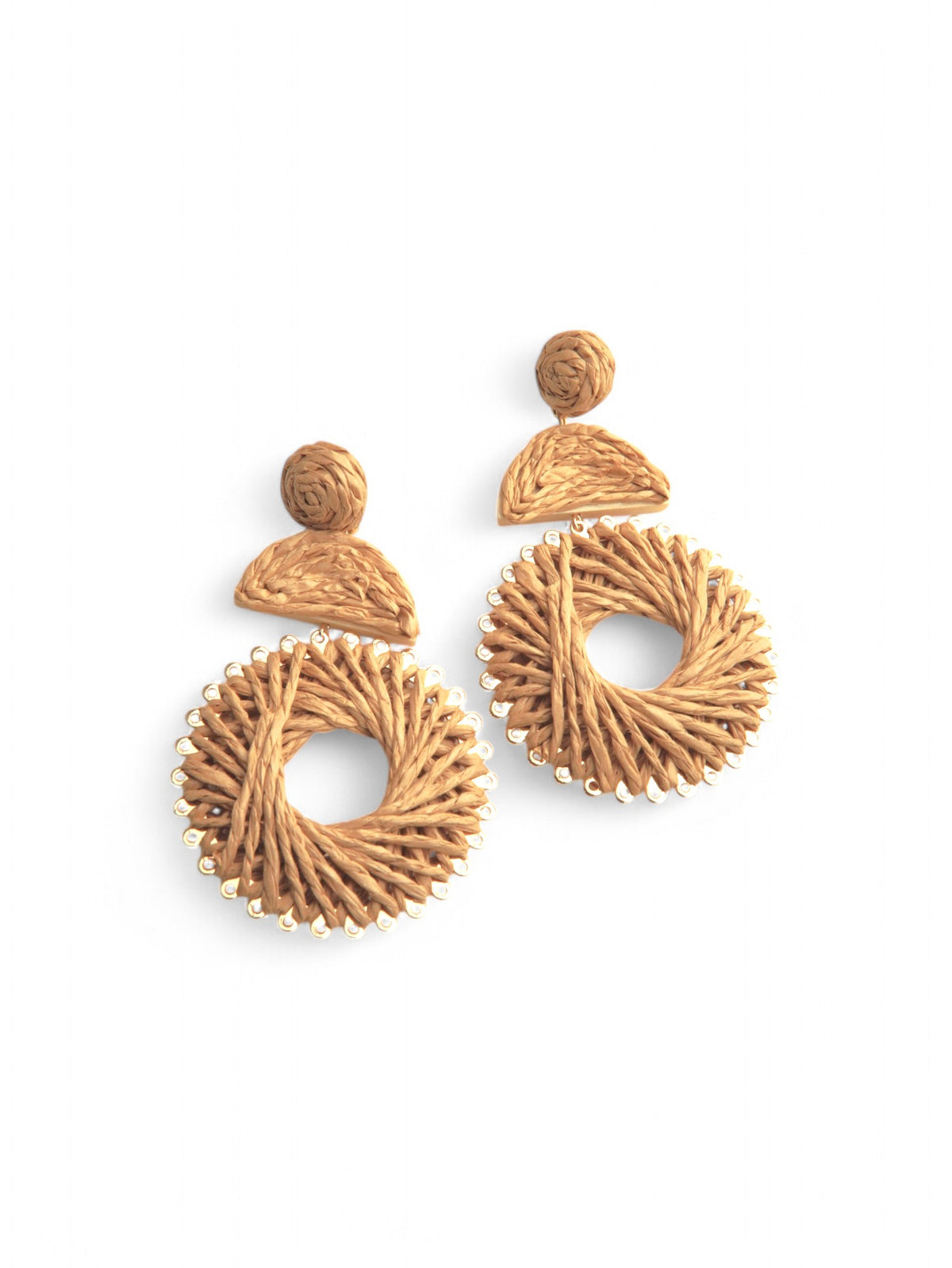 Cercei rotunzi creponați în nuanțe de bej, cu detalii decorative aurii.