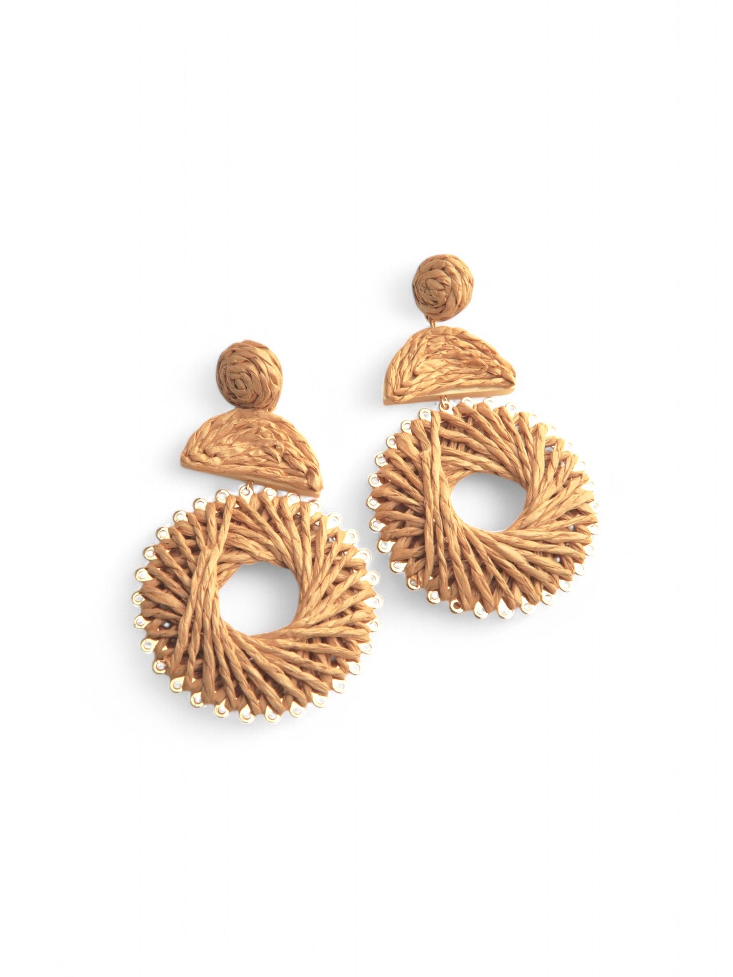 Cercei rotunzi creponați în nuanțe de bej, cu detalii decorative aurii.