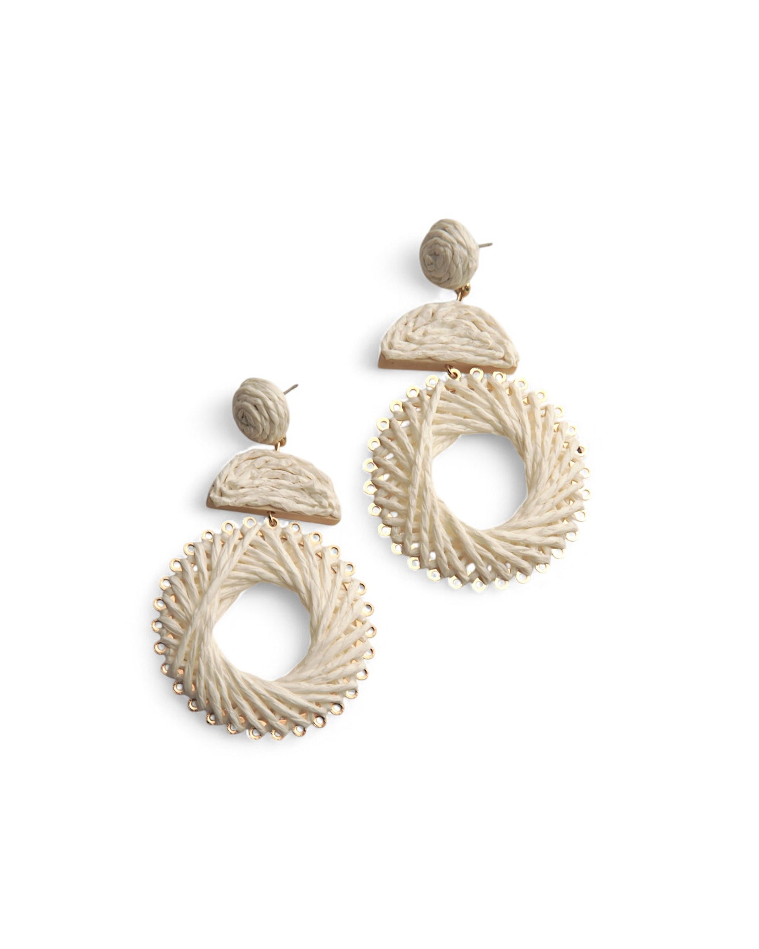 Cercei rotunzi creponați, de culoare crem, cu detalii aurii elegante.