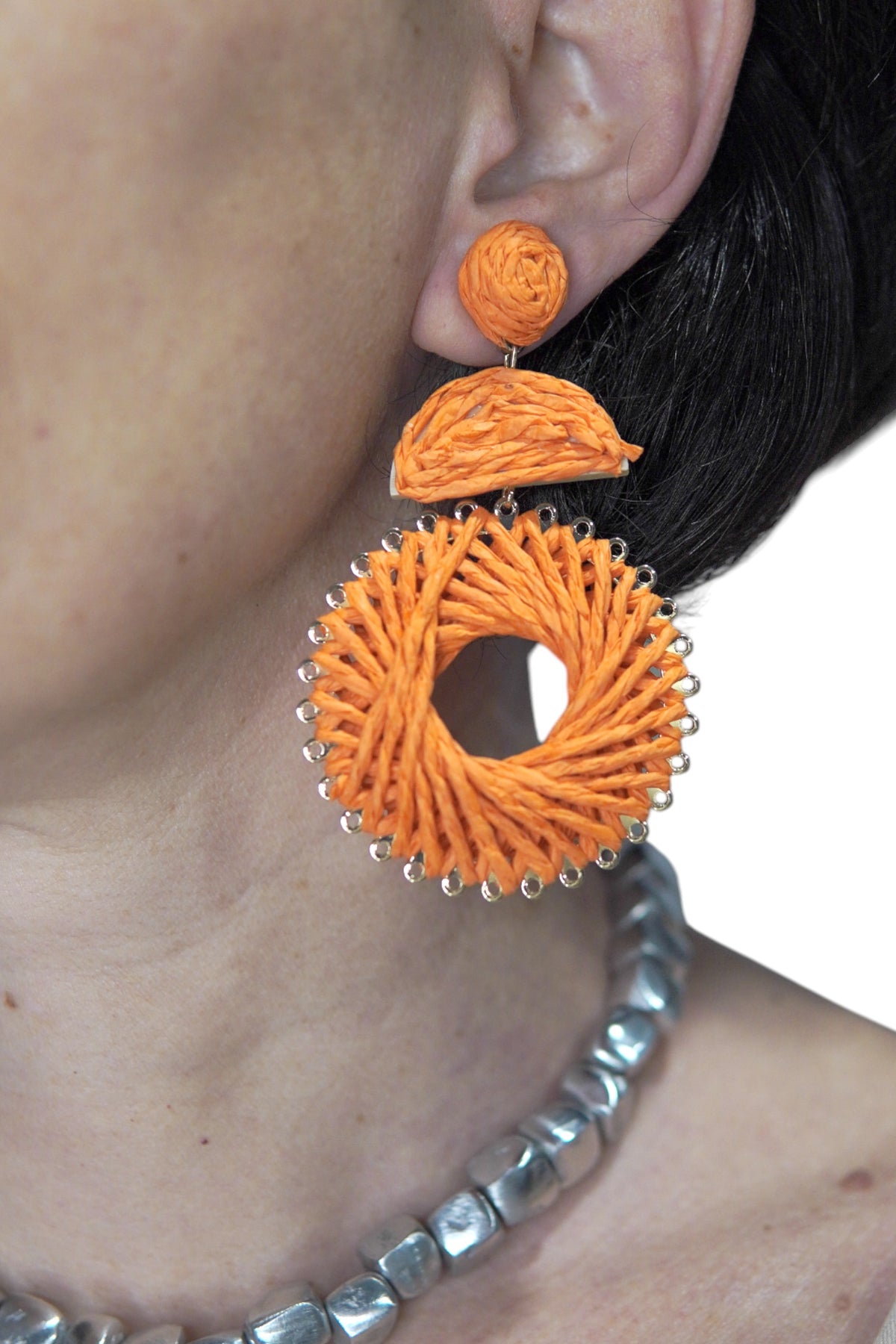 Cercei rotunzi creponați în nuanțe de portocaliu vibrant, încadrați cu margini aurii.